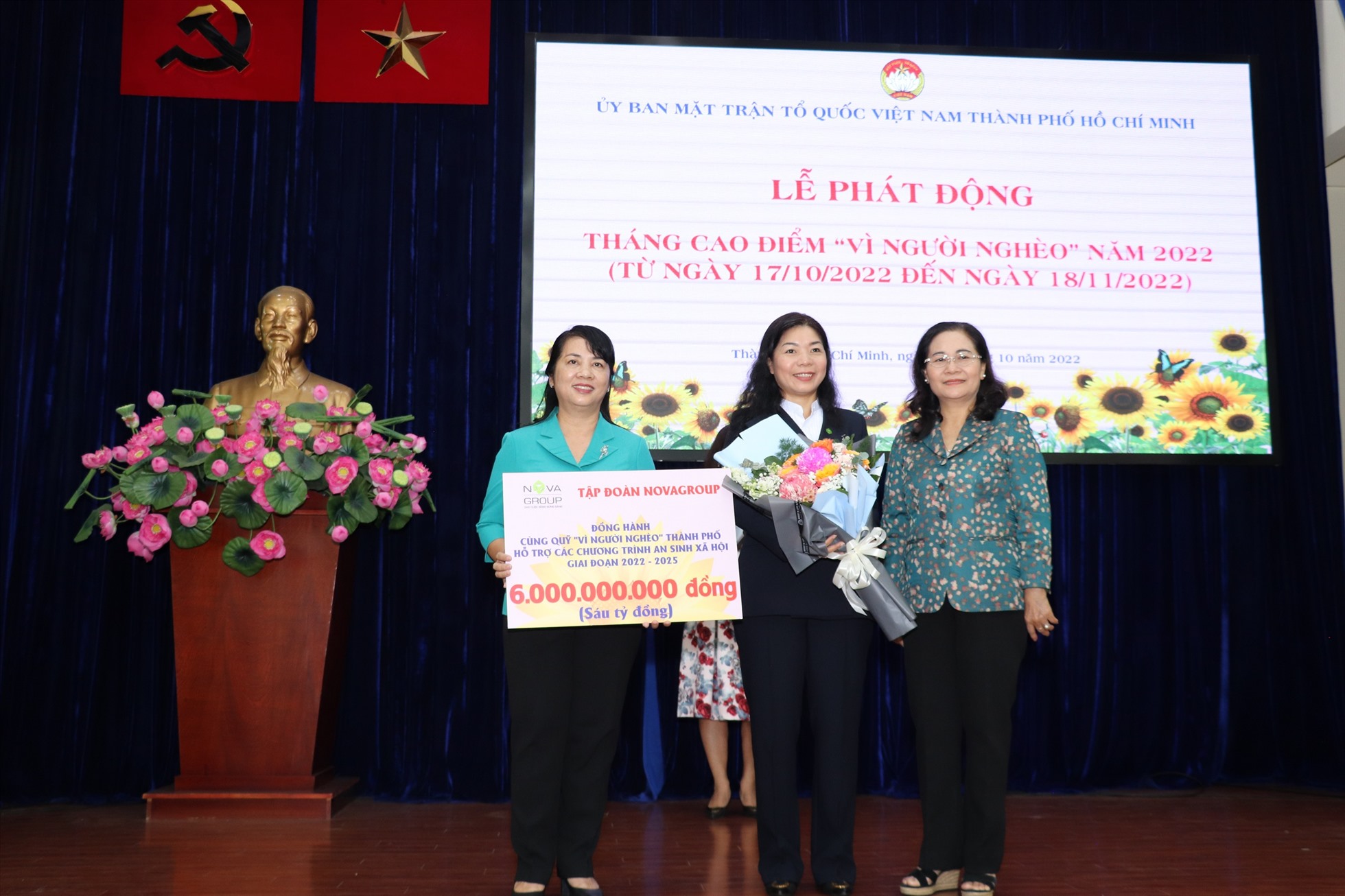 Đồng chí Nguyễn Thị Lệ và đồng chí Trần Kim Yến tiếp nhận kinh phí 6 tỉ đồng từ bà Hoàng Thu Châu - Tổng giám đốc Nova Group.
