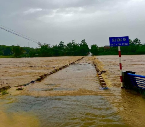 Cầu sông Rin tại thị trấn Di Lăng (Sơn Hà) trên QL24 nối hai huyện Sơn Hà - Sơn Tây bị ngập, khiến 2 địa phương này bị chia cắt. Ảnh: Duy Cảm