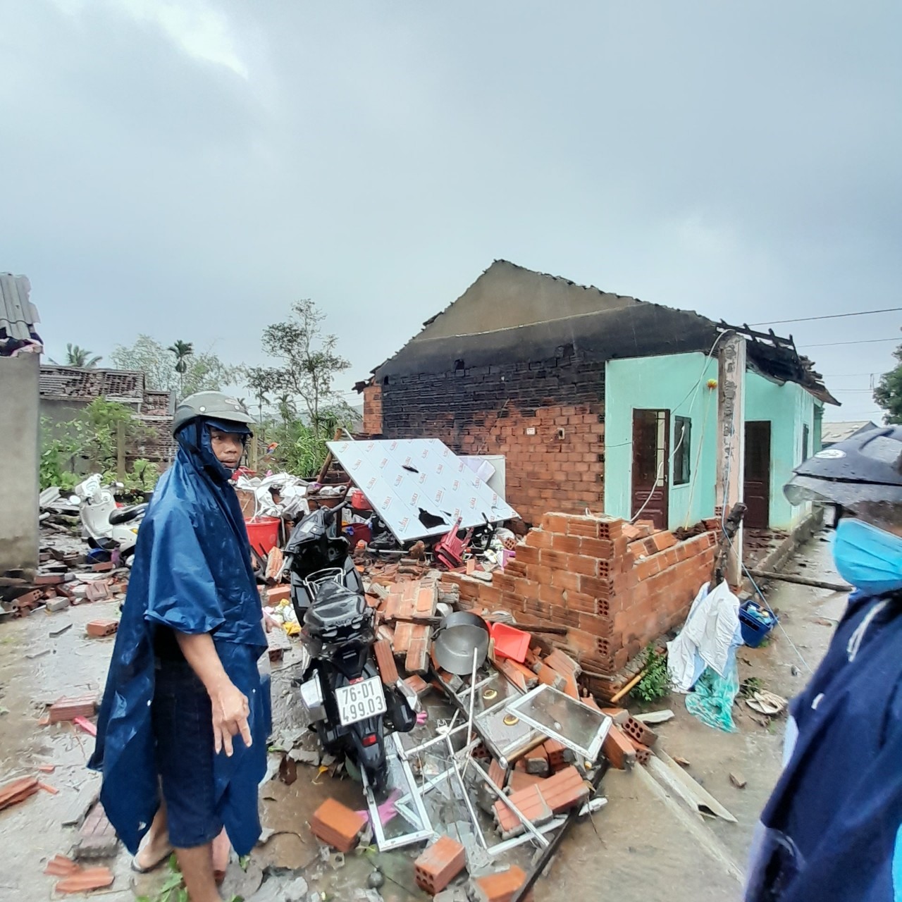 Lốc xoáy khiến 19 nhà dân ở xã Tịnh Hiệp, huyện Sơn Tịnh bị tốc mái.