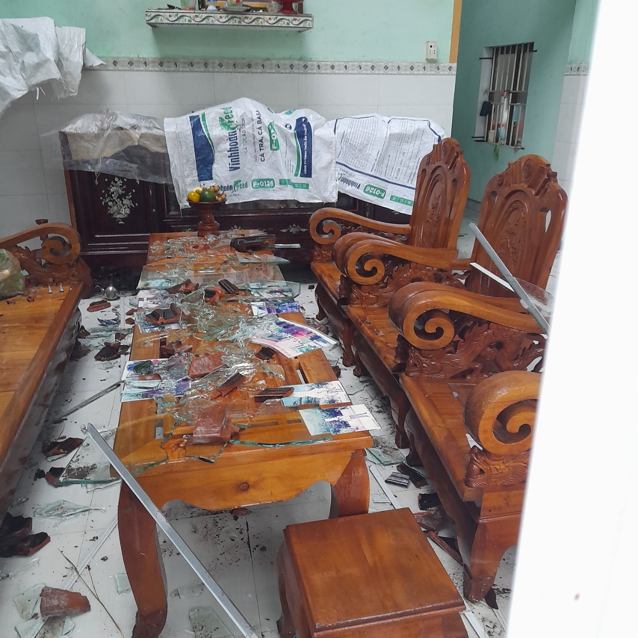 Nhiều nhà dân ở xã Tịnh Hiệp, huyện Sơn Tịnh bị tốc mái do lốc xoáy, gây thiệt hại nặng.