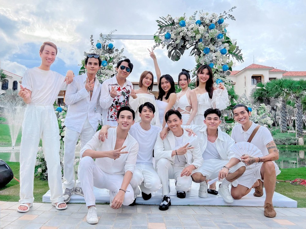 Nhiều sao Việt đã có mặt tại địa điểm tổ chức hôn lễ để chia vui cùng cặp đôi như: