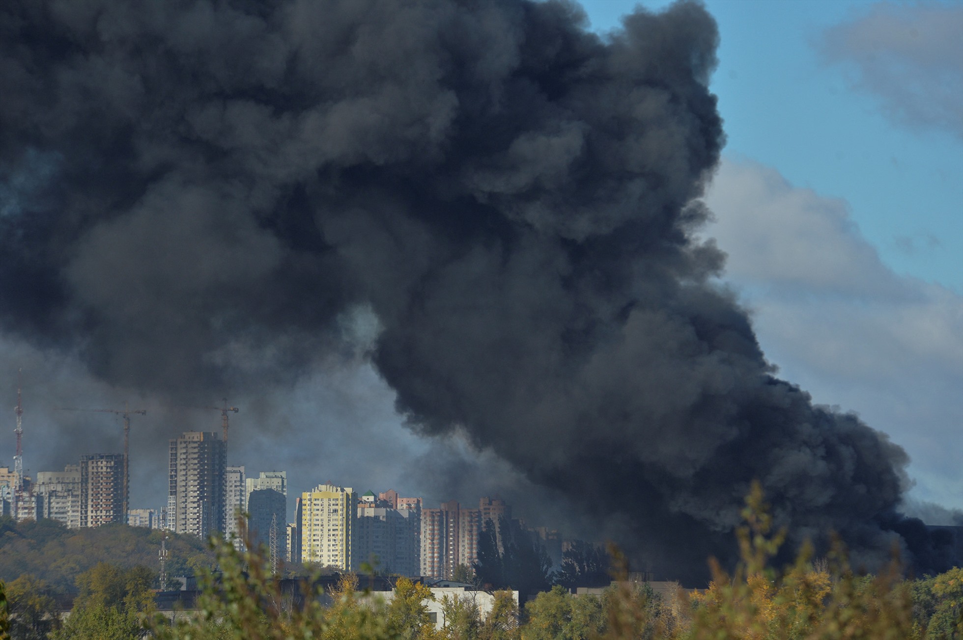 Khói bốc lên bao trùm thành phố Kiev, Ukraina ngày 10.10.2022. Ảnh: Reuters