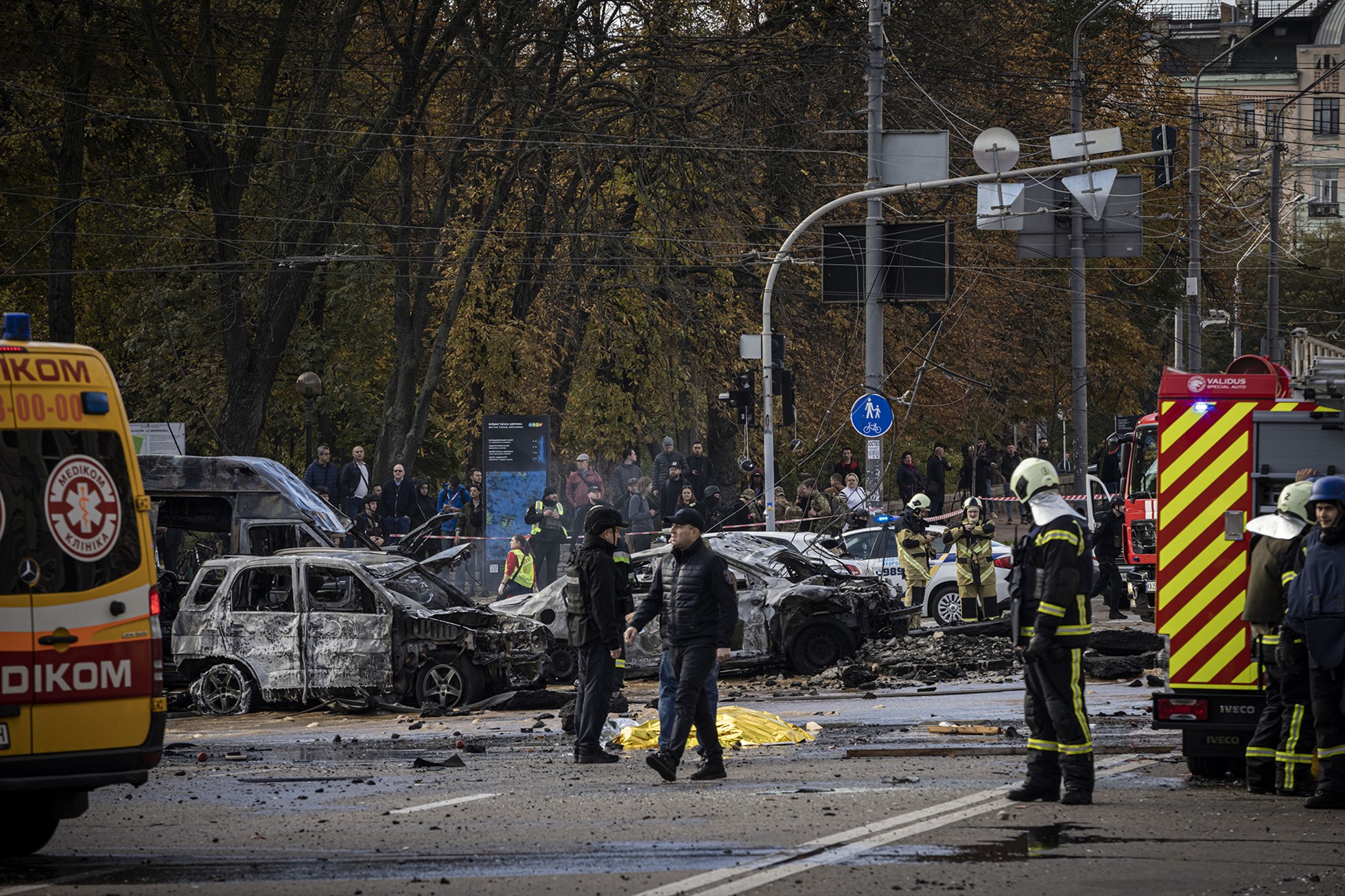 Nhân viên dịch vụ khẩn cấp có mặt tại địa điểm xảy ra vụ nổ ở Kiev vào ngày 10.10.2022. Ảnh: Getty