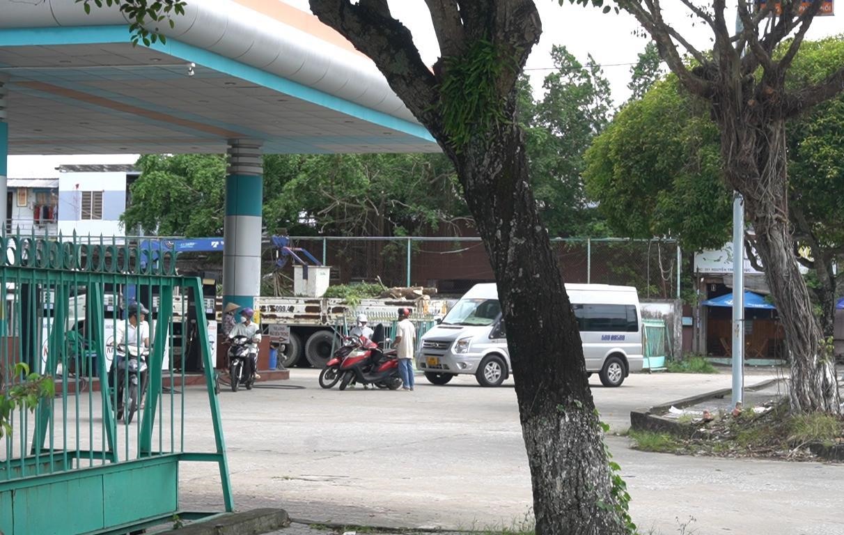 Theo Sở Công thương, hiện nay, trên địa bàn tỉnh Kiên Giang có hơn 600 cửa hàng bán lẻ xăng, dầu; 14 kho xăng, dầu; 8 thương nhân phân phối xăng, dầu có trụ sở trên địa bàn tỉnh và 15 thương nhân phân phối xăng, dầu ngoài tỉnh.