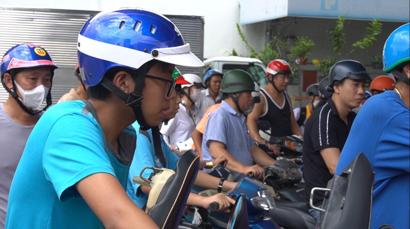 Ông Dũng chia sẻ: “Sáng giờ đi cả chục cây xăng rồi mà chỗ nào cũng nói hết, không thì đóng cửa rào. Dân tình đổ xô đi đổ xăng, chen lấn tranh giành cãi nhau. Bản thân tôi cũng khá e ngại nếu không đổ xăng được vì còn đi lại đưa rước con, cháu đi học, rồi công ăn chuyện làm”.