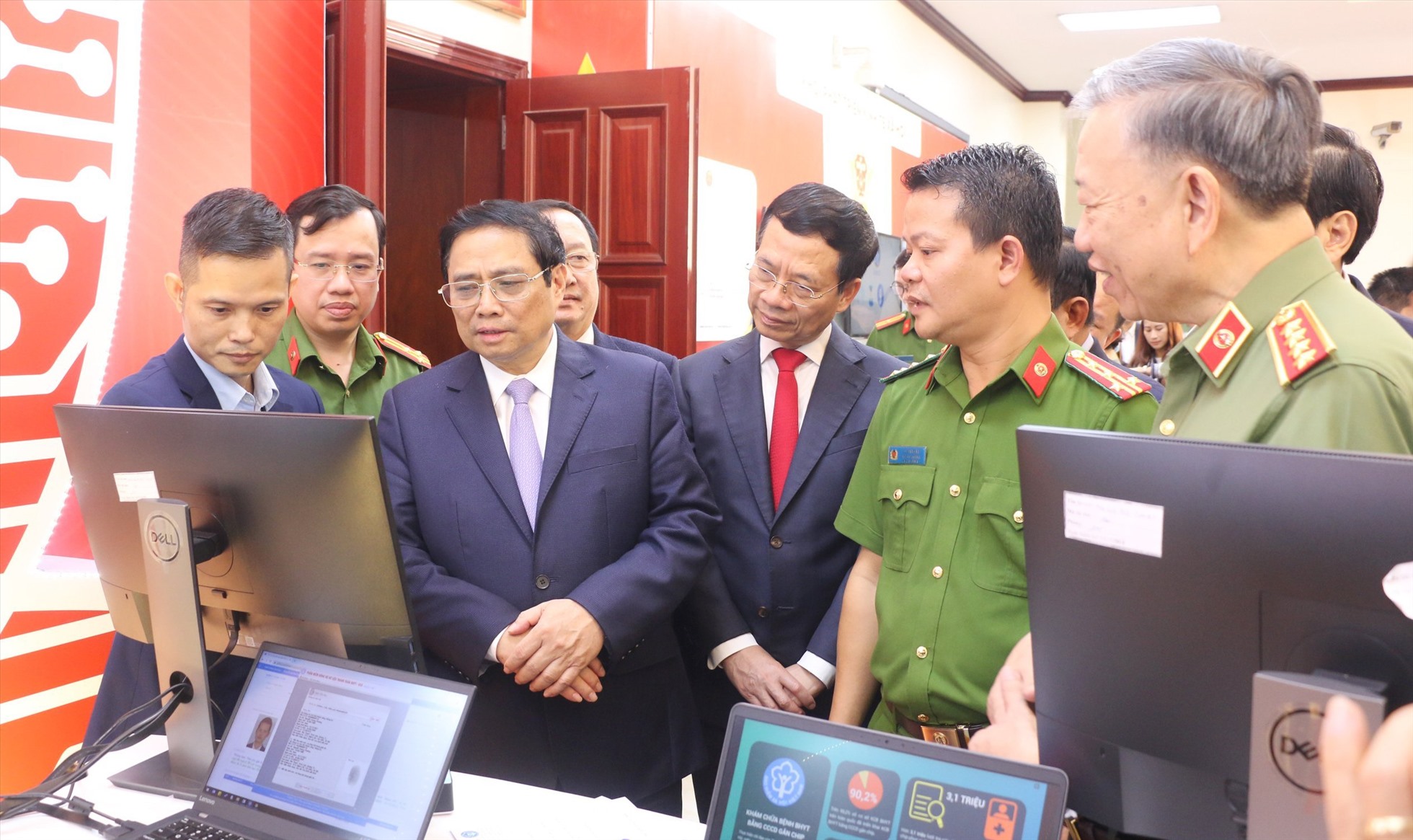 Thủ tướng Chính phủ Phạm Minh Chính và các đại biểu thăm quan gian trưng bày ứng dụng Căn cước công dân (CCCD) gắn chíp trong khám chữa bệnh BHYT.