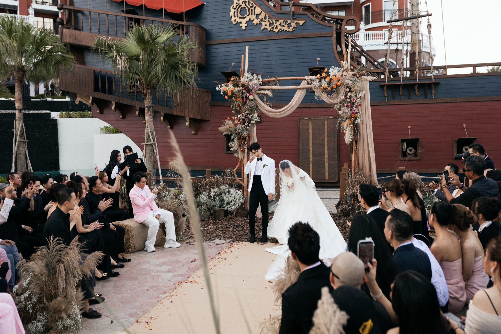 Chiều 10.10, đám cưới của cặp đôi Diệu Nhi và Anh Tú đã chính thức được diễn ra dưới sự mong chờ của người hâm mộ cả hai. Ảnh: NSCC.