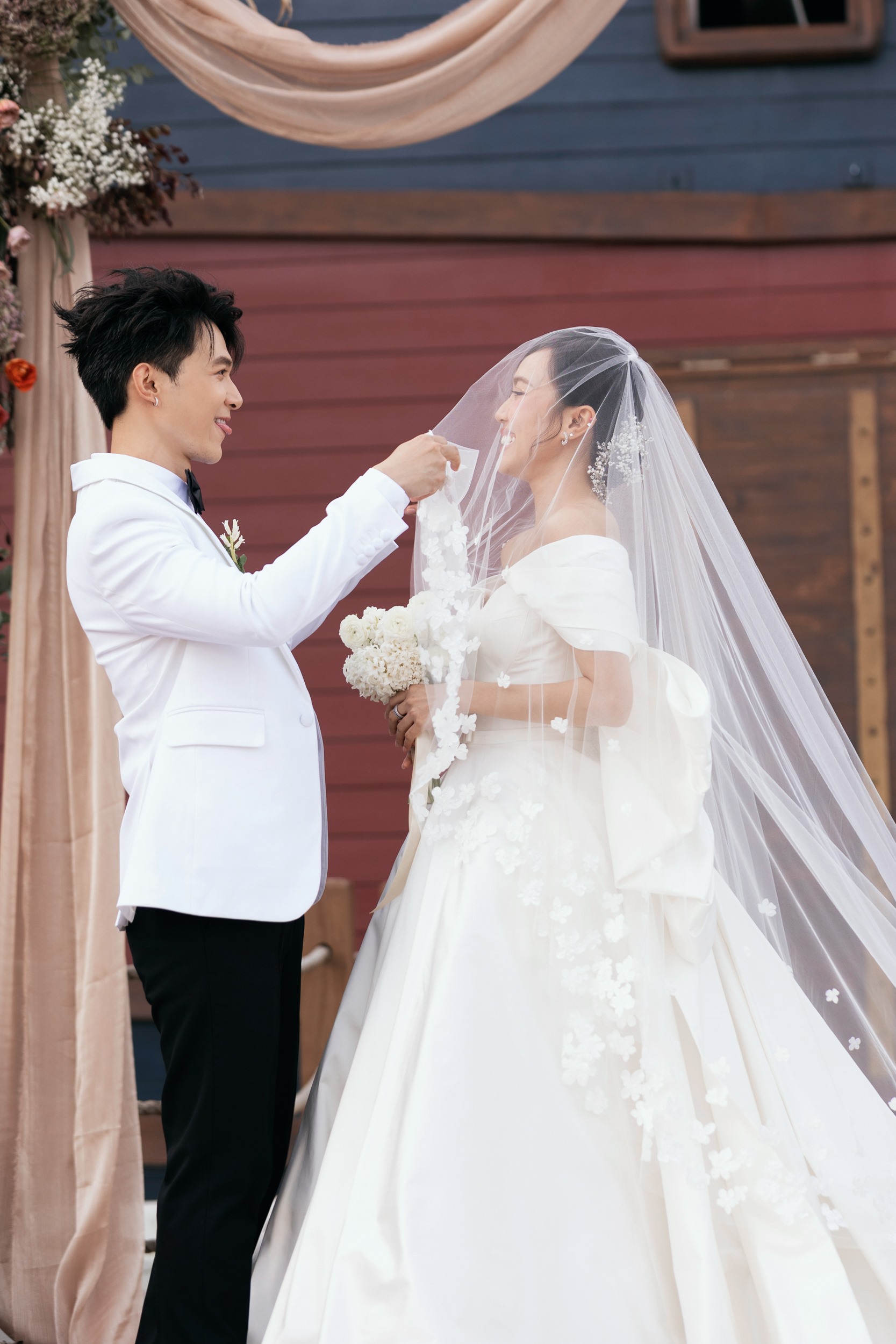 Diệu Nhi và Anh Tú bật khóc trong đám cưới, Trấn Thành dành lời chúc phúc