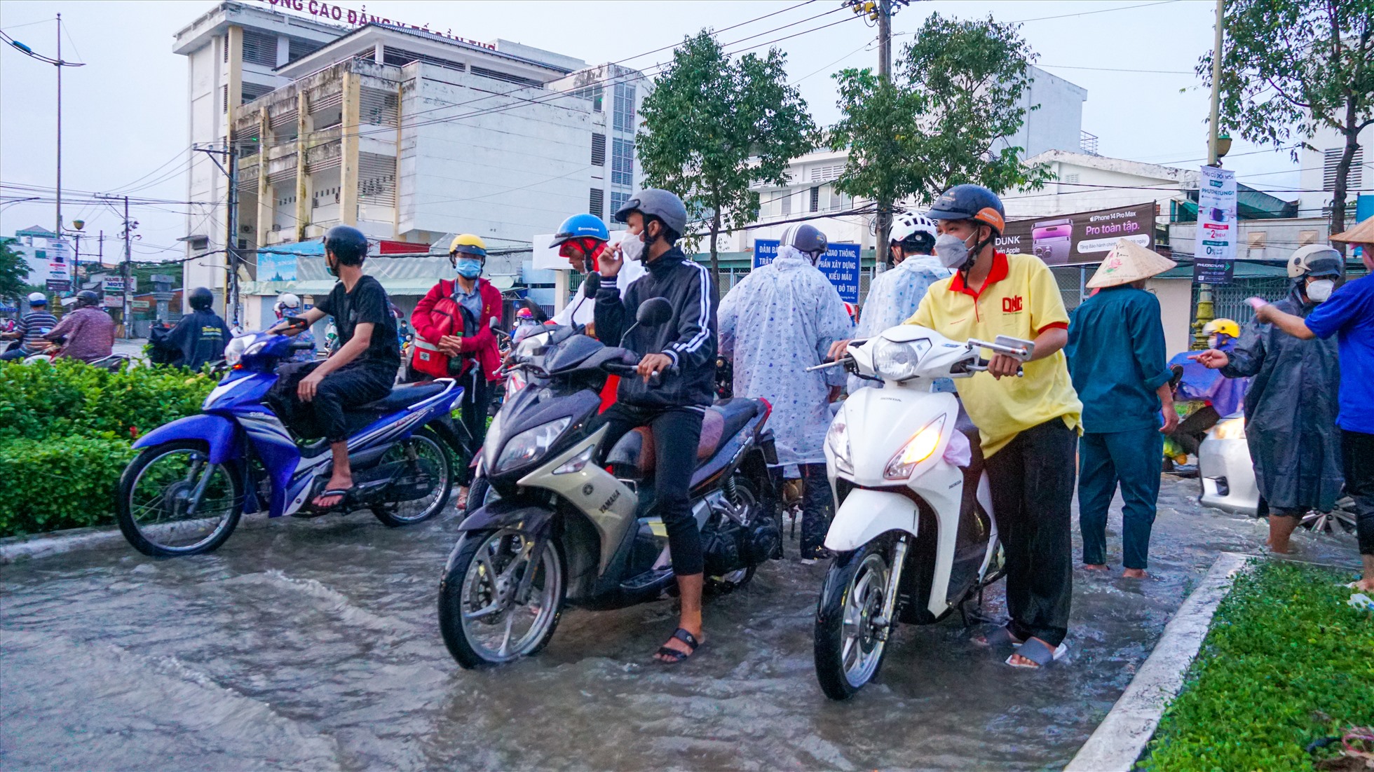 Hàng loạt xe chết máy đi qua đoạn ngập sâu, dừng lại trên đường Mậu Thân, đoạn gần dưới chân cầu Rạch Ngỗng và giao lộ Mậu Thân – Nguyễn Văn Cừ để sửa chữa.