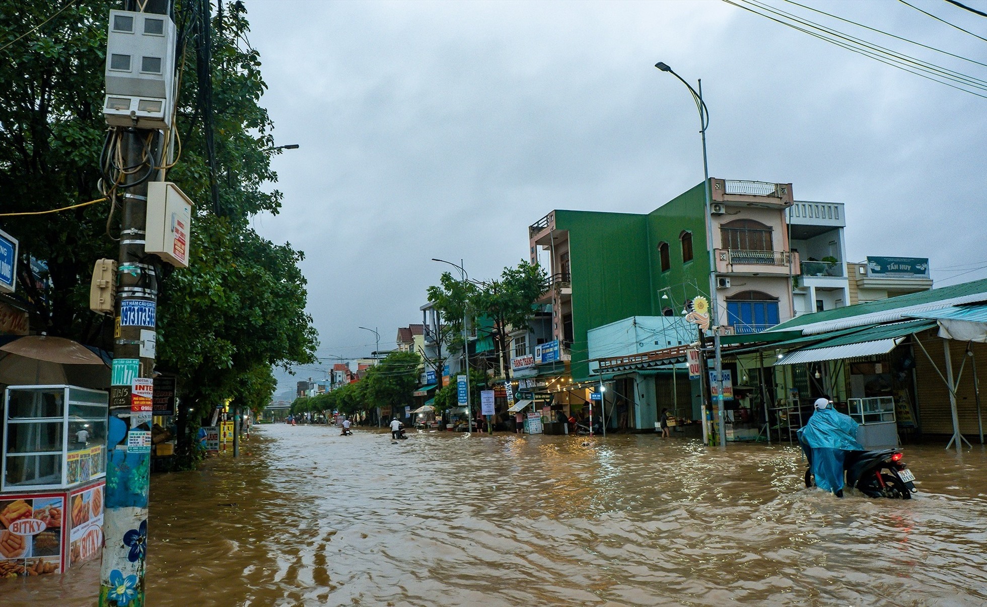 Nước ngập nhiều tuyến đường ở huyện Nghĩa Hành. Ảnh: Nguyễn Nhật Tân.
