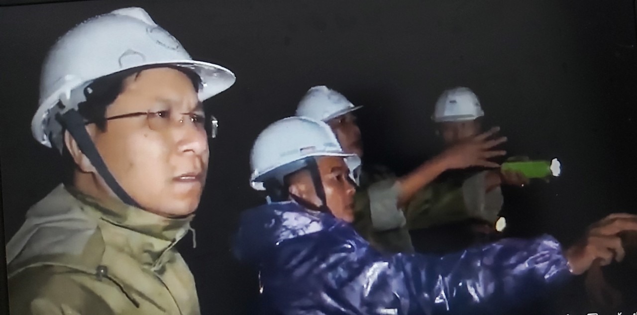 Lãnh đạo huyện Trà Bồng đang tiếp cận hiện trường để xác minh thông tin sạt lở vùi lấp máy phát điện tại nhà máy thủy điện Kà Tinh.