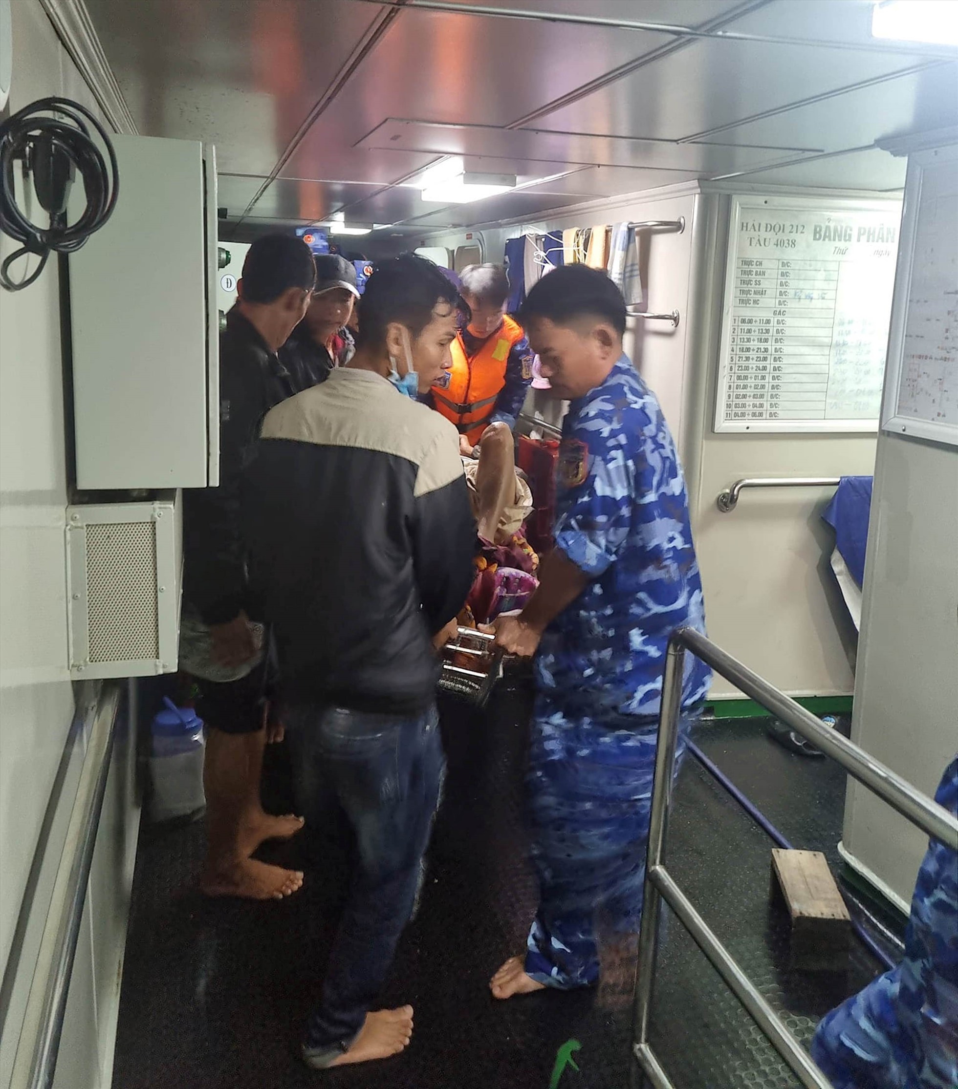Tàu Cảnh sát biển đưa 4 bệnh nhân ở đảo Lý Sơn vào đất liền cấp cứu. Ảnh: Cao Lê Tùng Nghĩa.