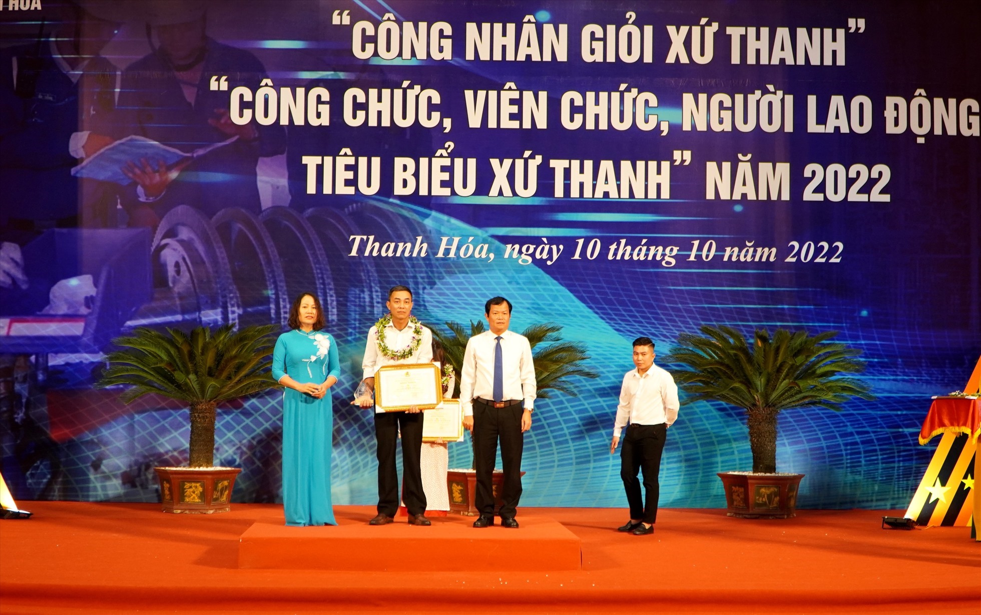 Đại diện lãnh đạo tỉnh Thanh Hóa và LĐLĐ tỉnh trao thưởng cho các cá nhân điển hình. Ảnh: Q.D