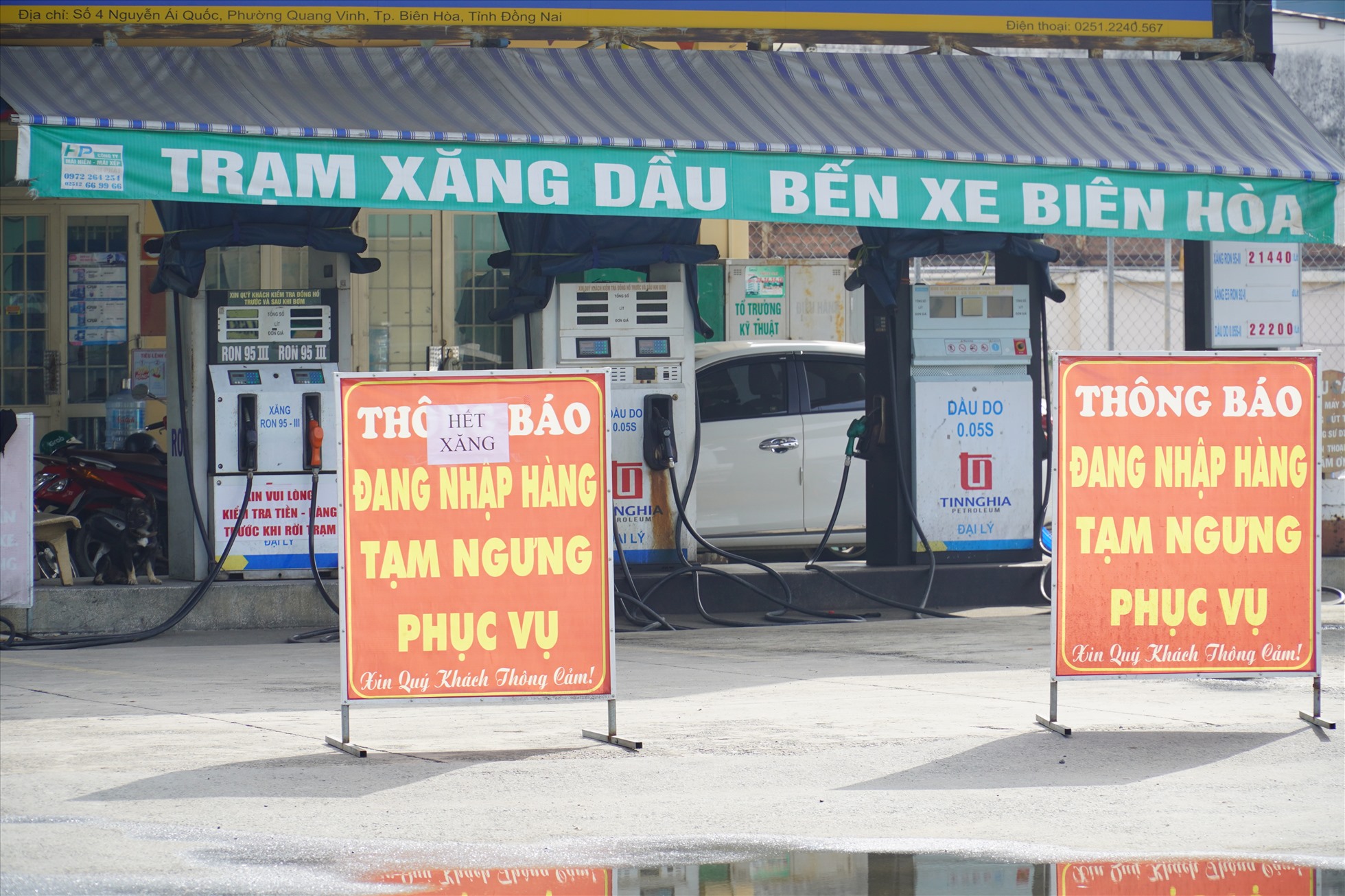 Cây xăng dầu tại bến xe Biên Hoà cũng treo biển chờ nhập hàng, theo ghi nhận của PV nhiều người dân tới đây cũng không đổ được xăng.
