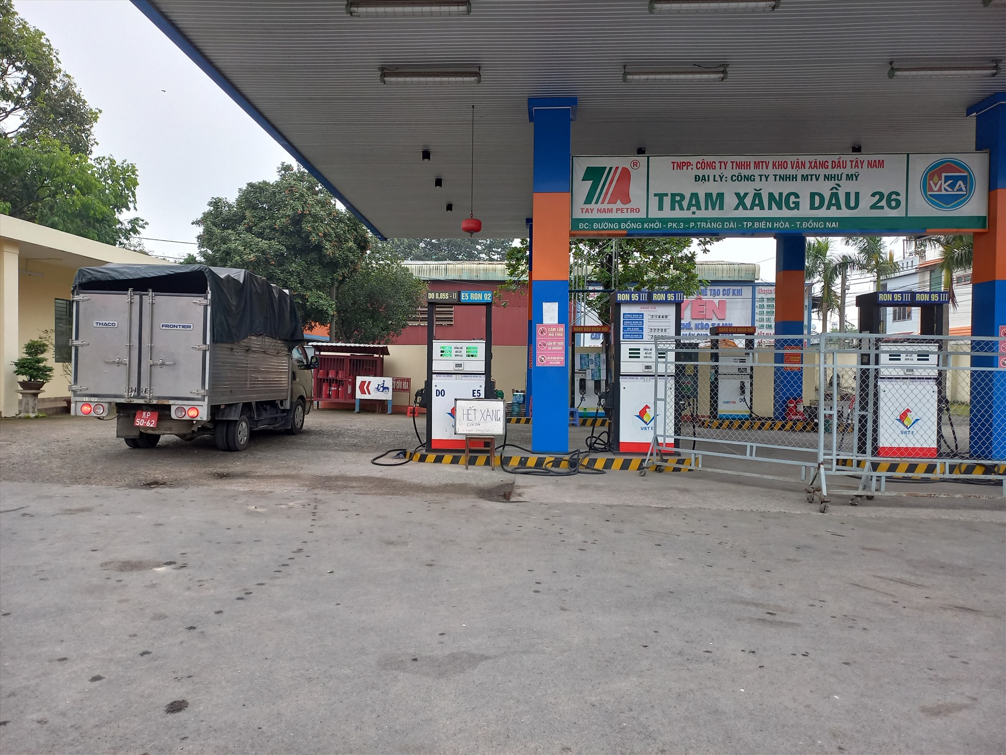 Một cây xăng thông báo hết xăng còn dầu trên đường Đồng Khởi, TP.Biên Hoà sáng ngày 11.10.