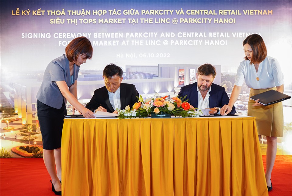 Đại diện ParkCity Hanoi và Central Retail Vietnam ký kết thỏa thuận hợp tác