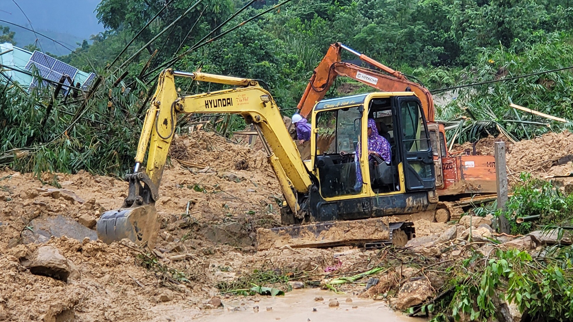 Nỗ lực tìm kiếm công nhân mất tích sau vụ sạt lở núi tại nhà máy thủy điện Kà Tinh. Ảnh: NgV + CTV