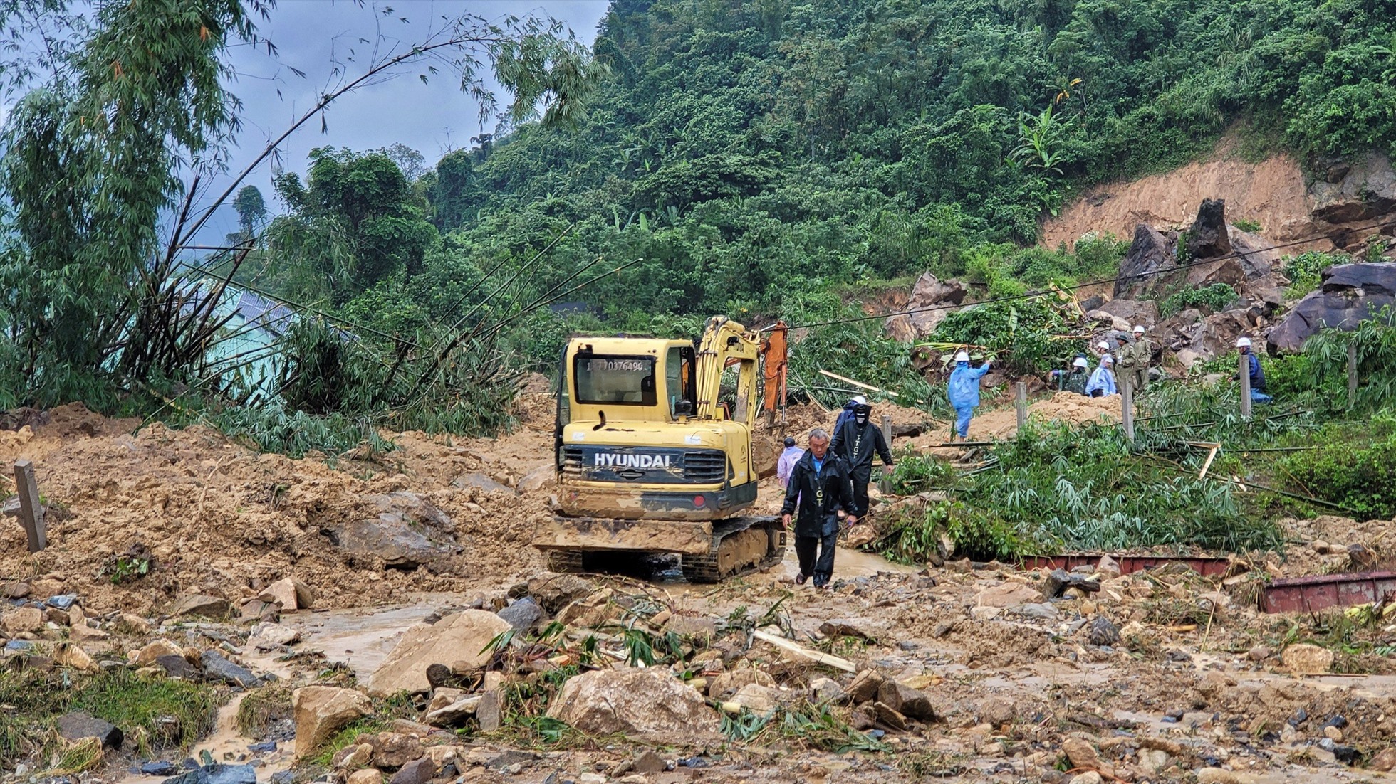 Nỗ lực tìm kiếm công nhân mất tích sau vụ sạt lở núi tại nhà máy thủy điện Kà Tinh. Ảnh: NgV + CTV