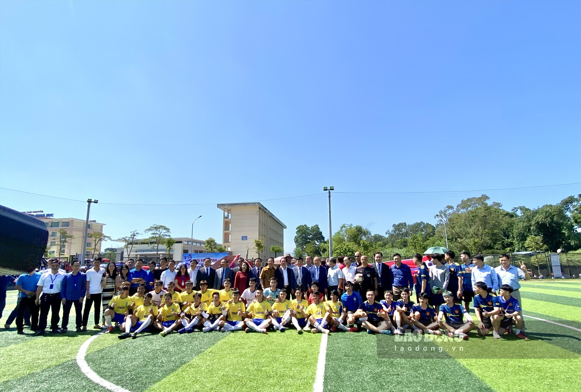 HLV Park chụp ảnh lưu niệm cùng cán bộ giảng viên Đại học Thái Nguyên và cầu thủ 2 đội. Ảnh: Kiên Nguyễn