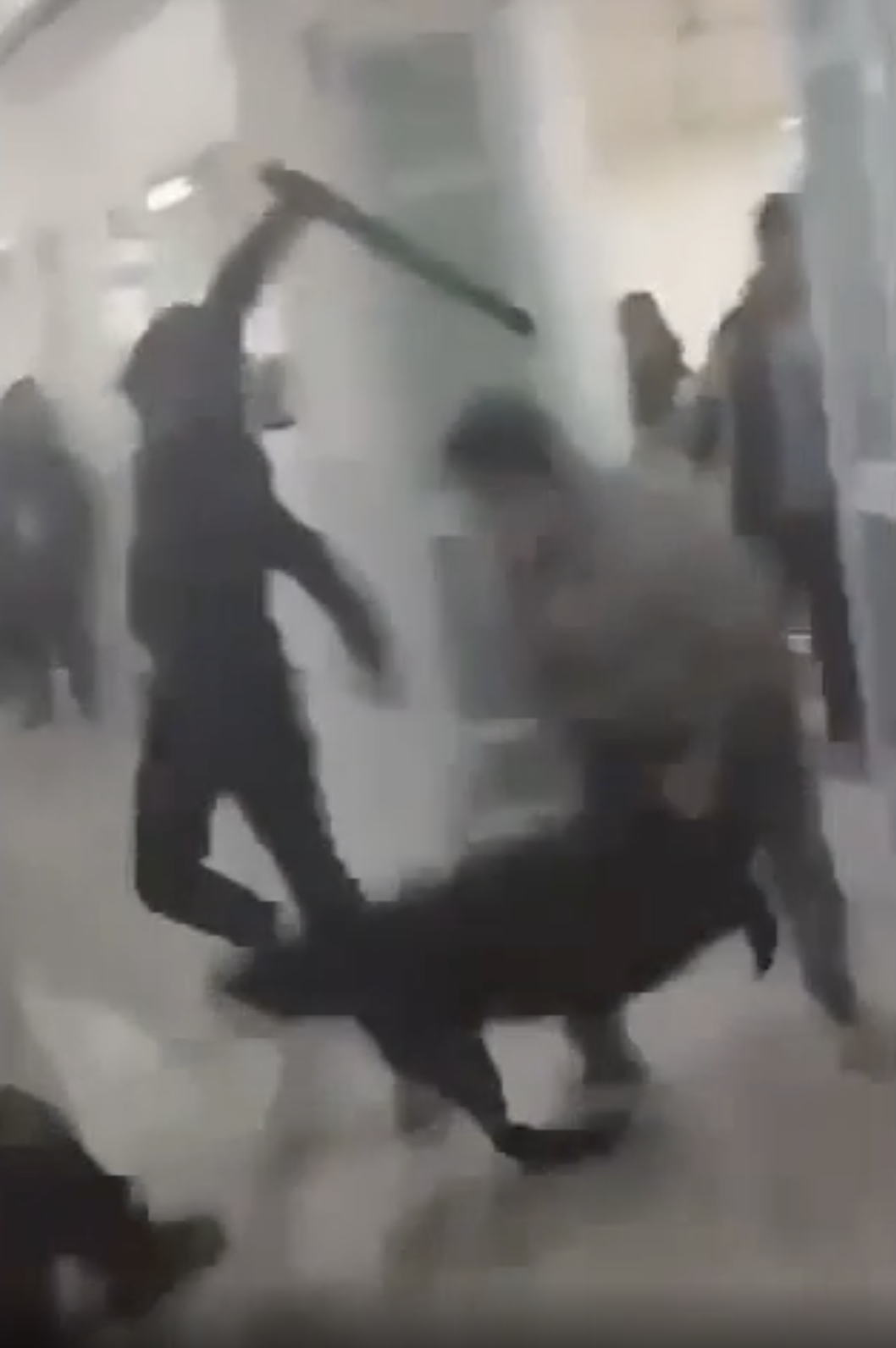 Clip nam sinh viên Trường Đại học Tài Nguyên và Môi trường Hà Nội đánh nhau. Ảnh cắt từ clip