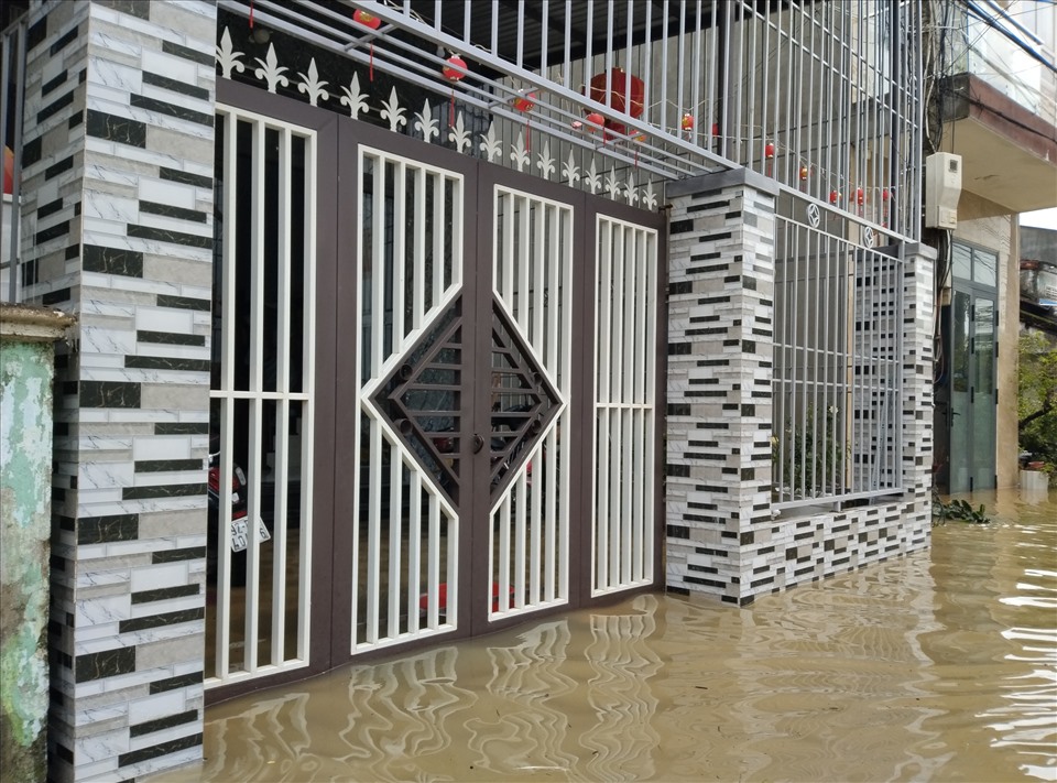Tại TP Tam Kỳ, hàng trăm ngôi nhà ngập trong nước lũ