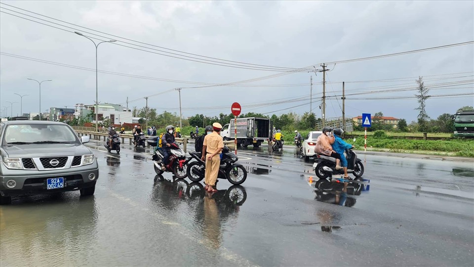 Tuyến Quốc lộ 1A đoạn qua huyện Thăng Bình, Quảng Nam bị ngập sâu, lực lượng chức năng phải túc trực 24/24 để đảm bảo an toàn cho người dân.