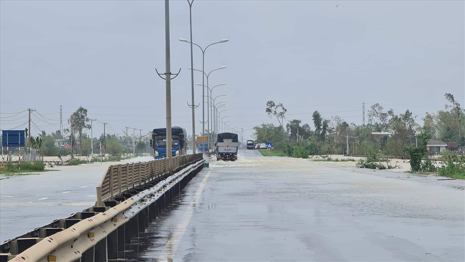 Tuyến Quốc lộ 1A đoạn qua huyện Thăng Bình, Quảng Nam bị ngập sâu, lực lượng chức năng phải túc trực 24/24 để đảm bảo an toàn cho người dân.