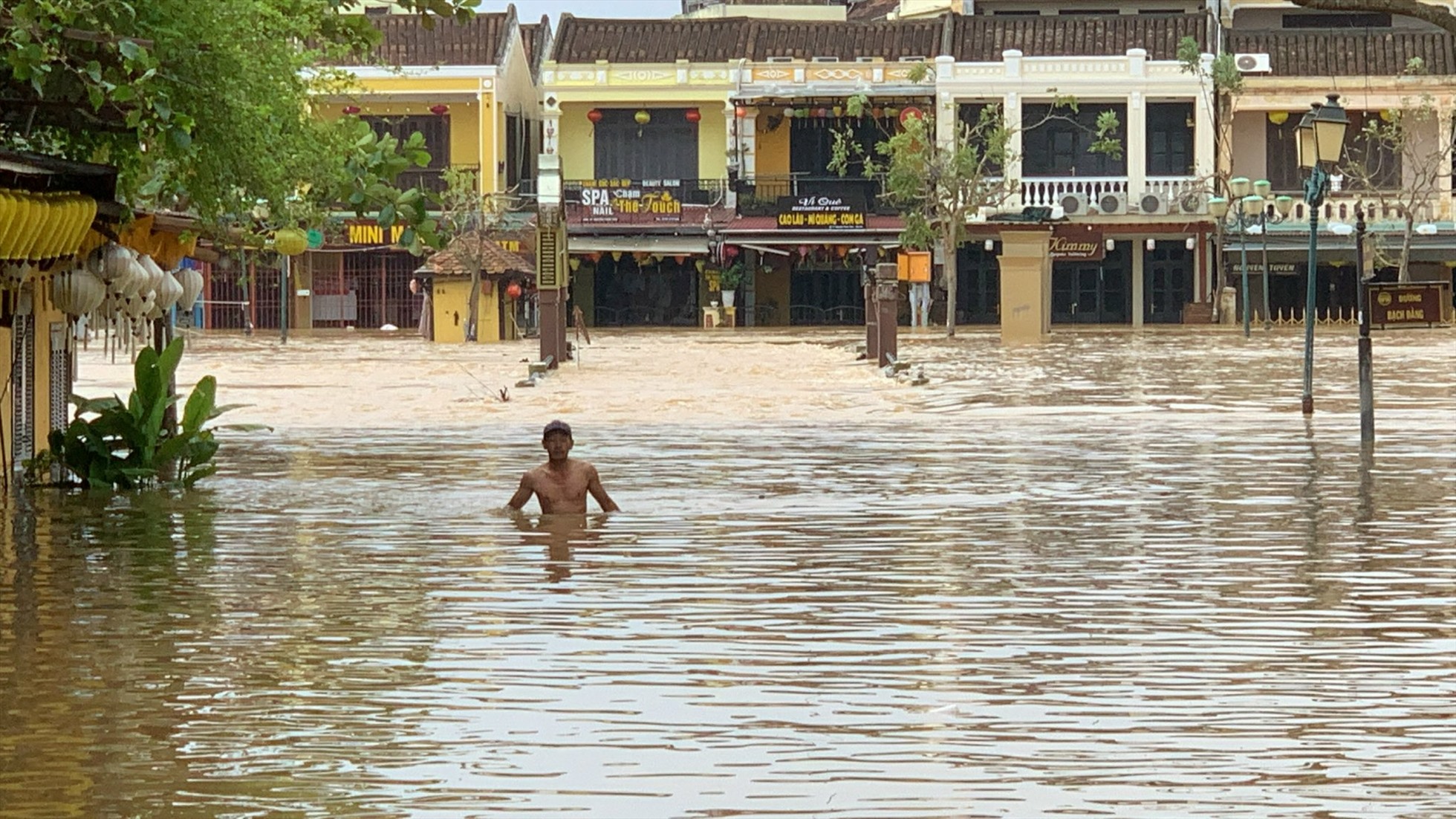 Dù không còn mưa, nhưng lũ vẫn dâng rất nhanh ở Hội An khiến nhiều tuyến phố và khu vực dân cư chìm trong biển nước.