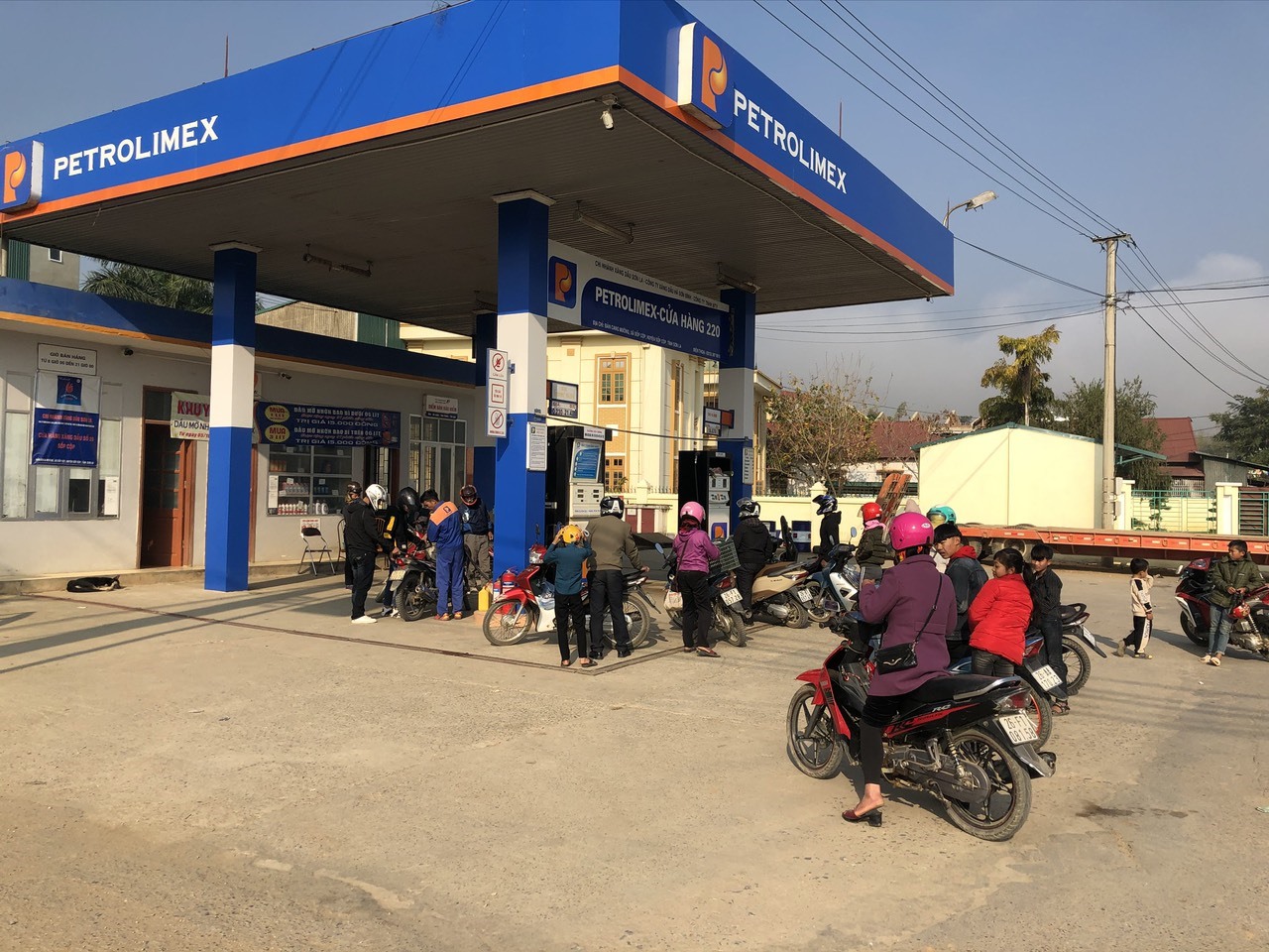 Các cửa hàng xăng dầu khác đều thông báo hết hàng hoặc bán nhỏ giọt khiến người dân huyện Sốp Cộp đổ xô về