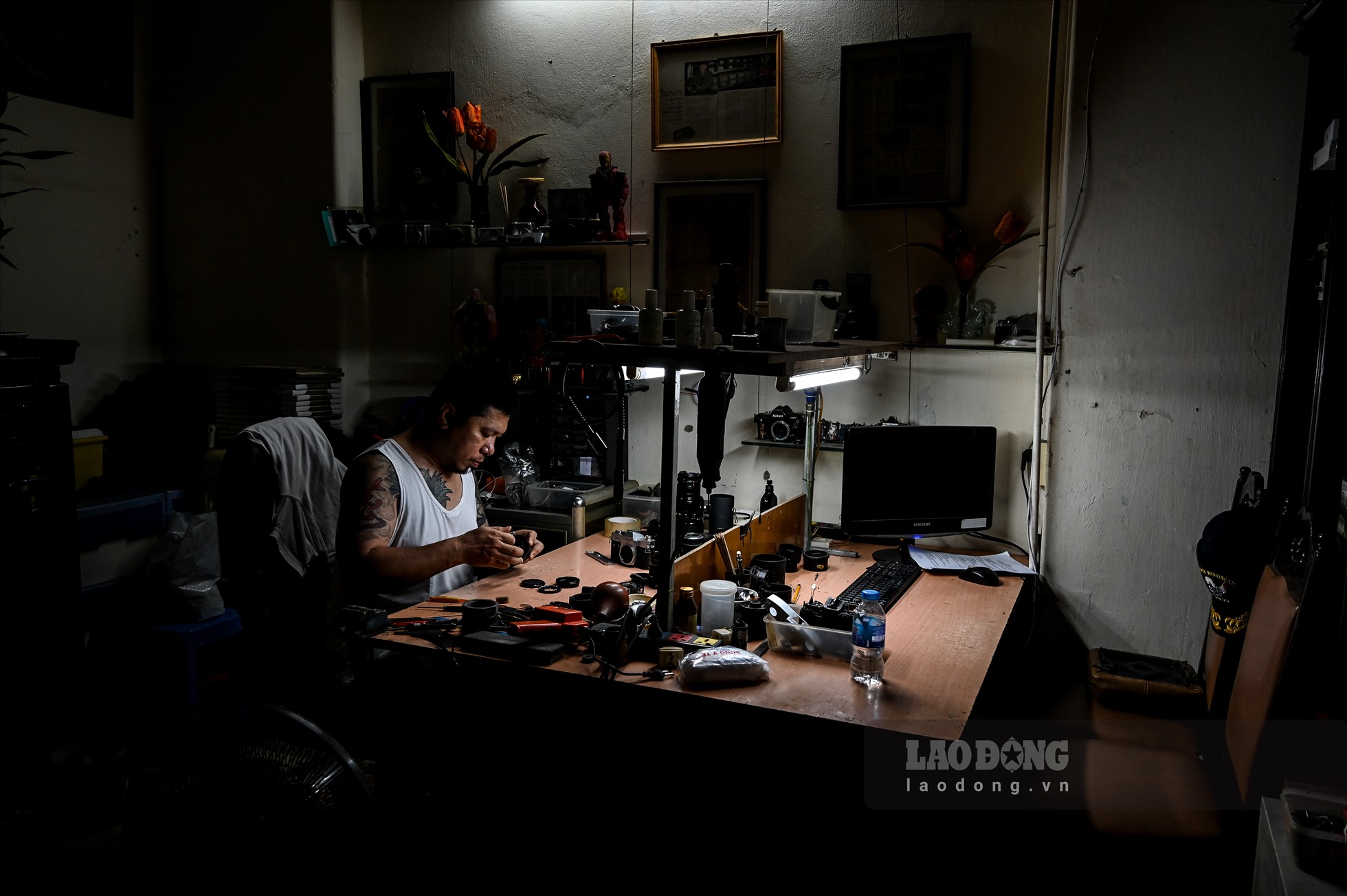 Trong căn phòng nhỏ, anh Nguyễn Ngọc Long vẫn hàng ngày sửa những chiếc máy ảnh cơ. Nhìn thì đơn giản nhưng người thợ buộc phải có tính kiên trì, tỉ mỉ, tinh thần ham học hỏi và óc sáng tạo. Nghề sửa máy ảnh gia truyền được bắt nguồn từ đời cụ của anh Long.