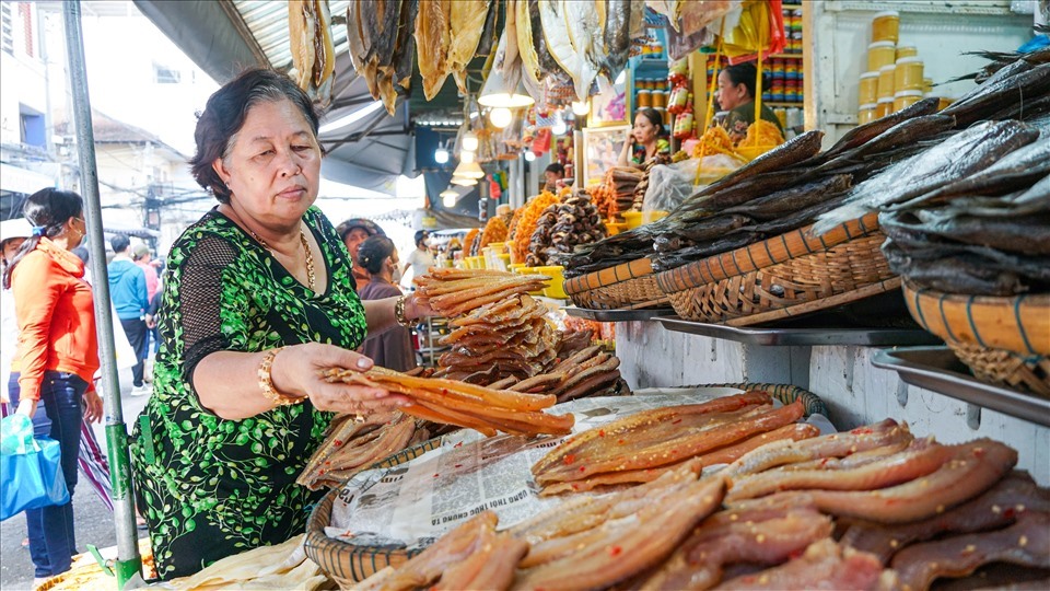 Thông thường, các tiểu thương mở hàng từ rất sớm, khoảng độ 5h00 – 5h30 là đã diễn ra hoạt động buôn bán, trao đổi. Ảnh: TQ