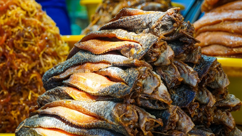 Đi chợ Châu Đốc, đứng cách xa hàng trăm mét, bạn đã ngửi thấy mùi thơm đặc trưng phát ra từ những sạp hàng ở khu chợ mắm. Ảnh: TQ