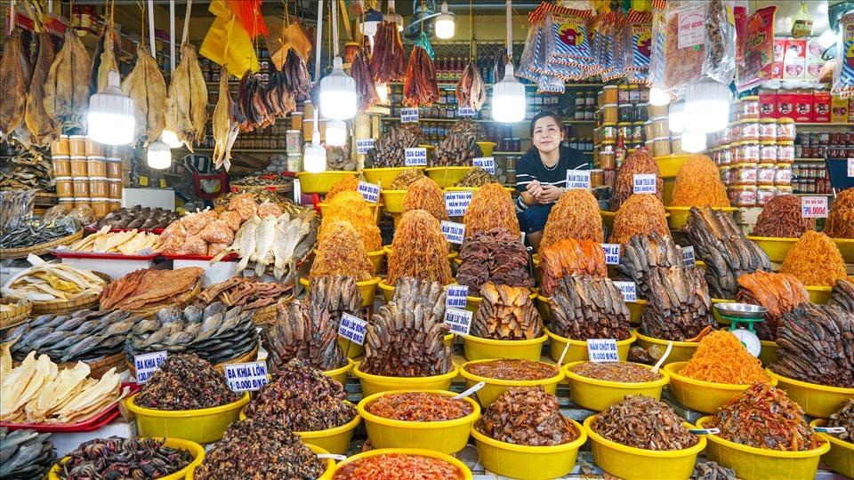 Được xem là chợ đầu mối về mắm và các loại khô của miền Tây Nam Bộ, các loại mắm, khô ở chợ mắm Châu Đốc – An Giang đều có giá rẻ hơn mua tại các vùng khác. Ảnh: TQ