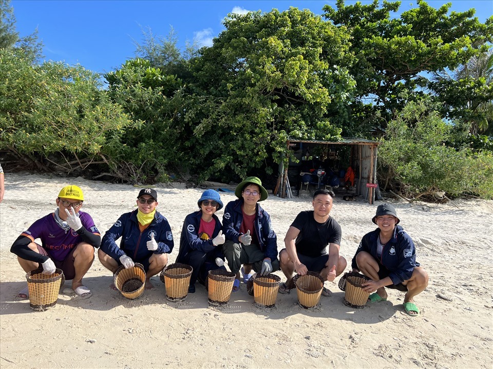 Anh Hoàng Phước cùng kiểm lâm, các tình nguyện viên và du khách thả rùa về biển. Ảnh: Hoàng Phước