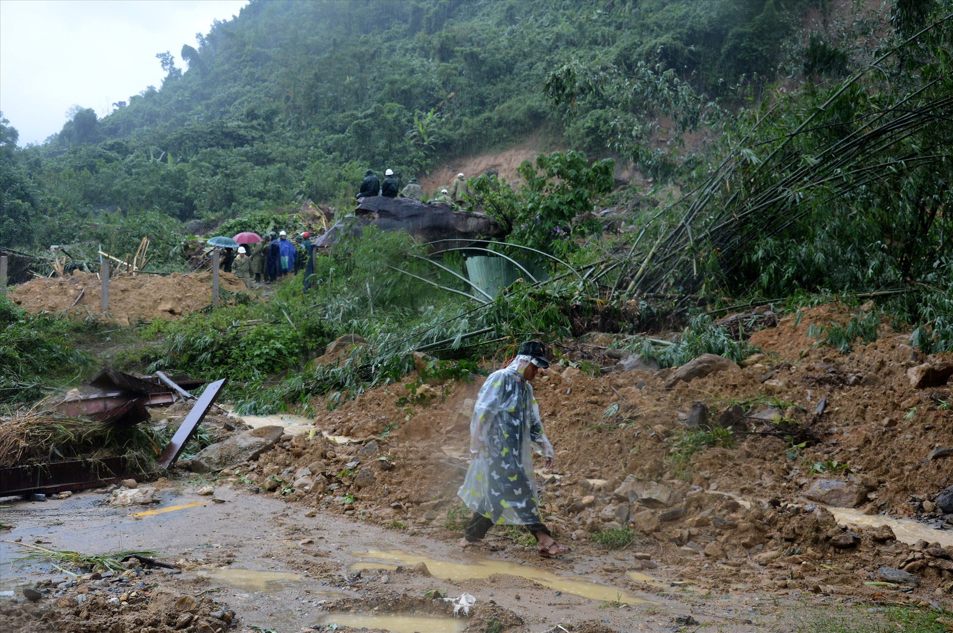Sạt lở núi ở xã Trà Lâm, huyện Trà Bồng khiến hàng nghìn hộ dân bị cô lập.