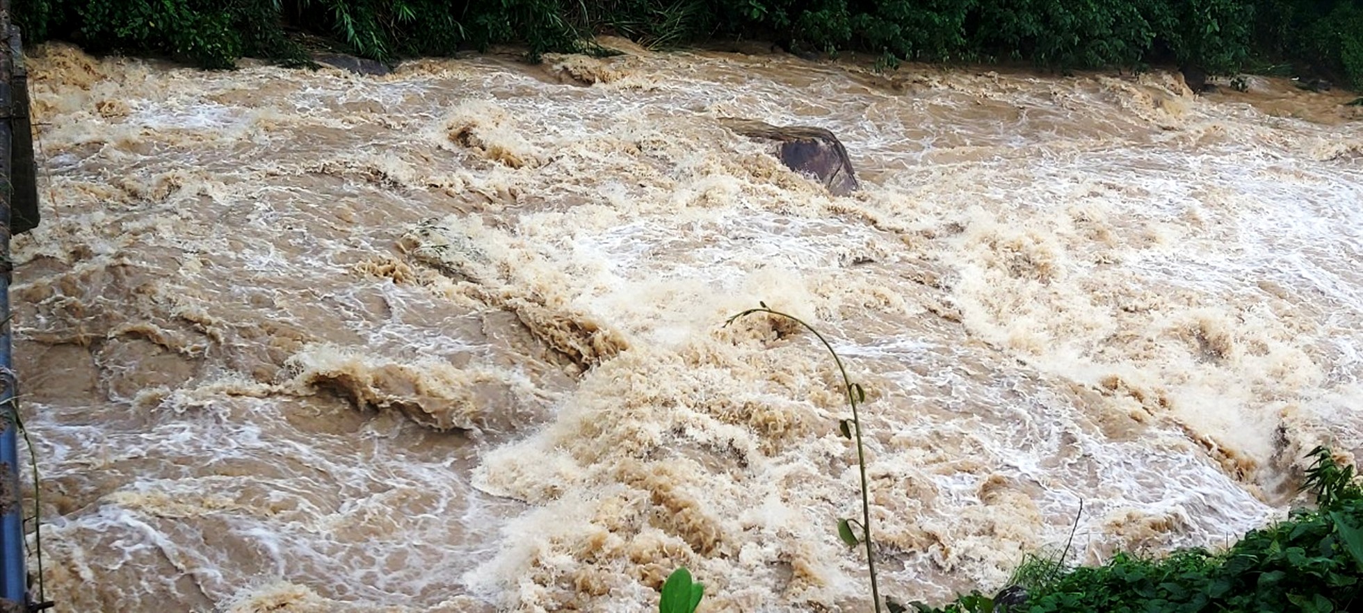 Hiện mực nước trên các sông suối ở tỉnh Quảng Ngãi vẫn đang ở mức cao.