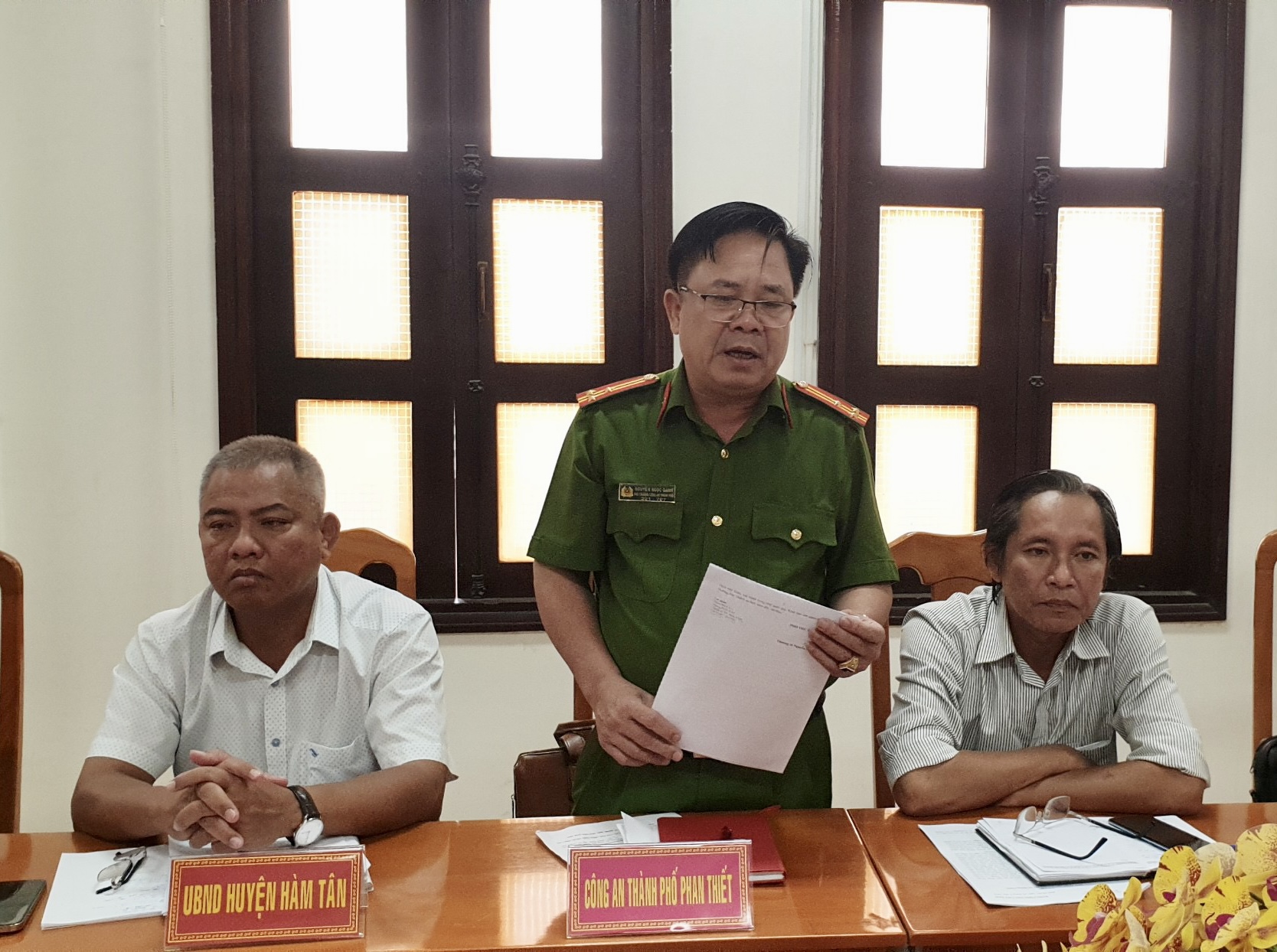 Phó thủ trưởng Cơ quan CSĐT Công an TP.Phan Thiết thông tin về vụ việc của Ninh Thị Vân Anh tại buổi giao ban báo chí chiều 30.9. Ảnh: ĐC