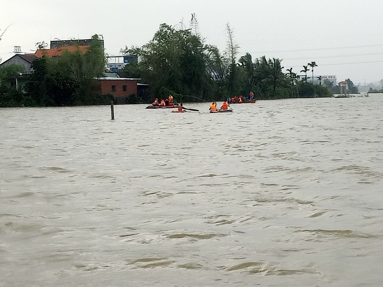 Quảng Ngãi có 2 người mất tích trong mưa lũ vừa qua.