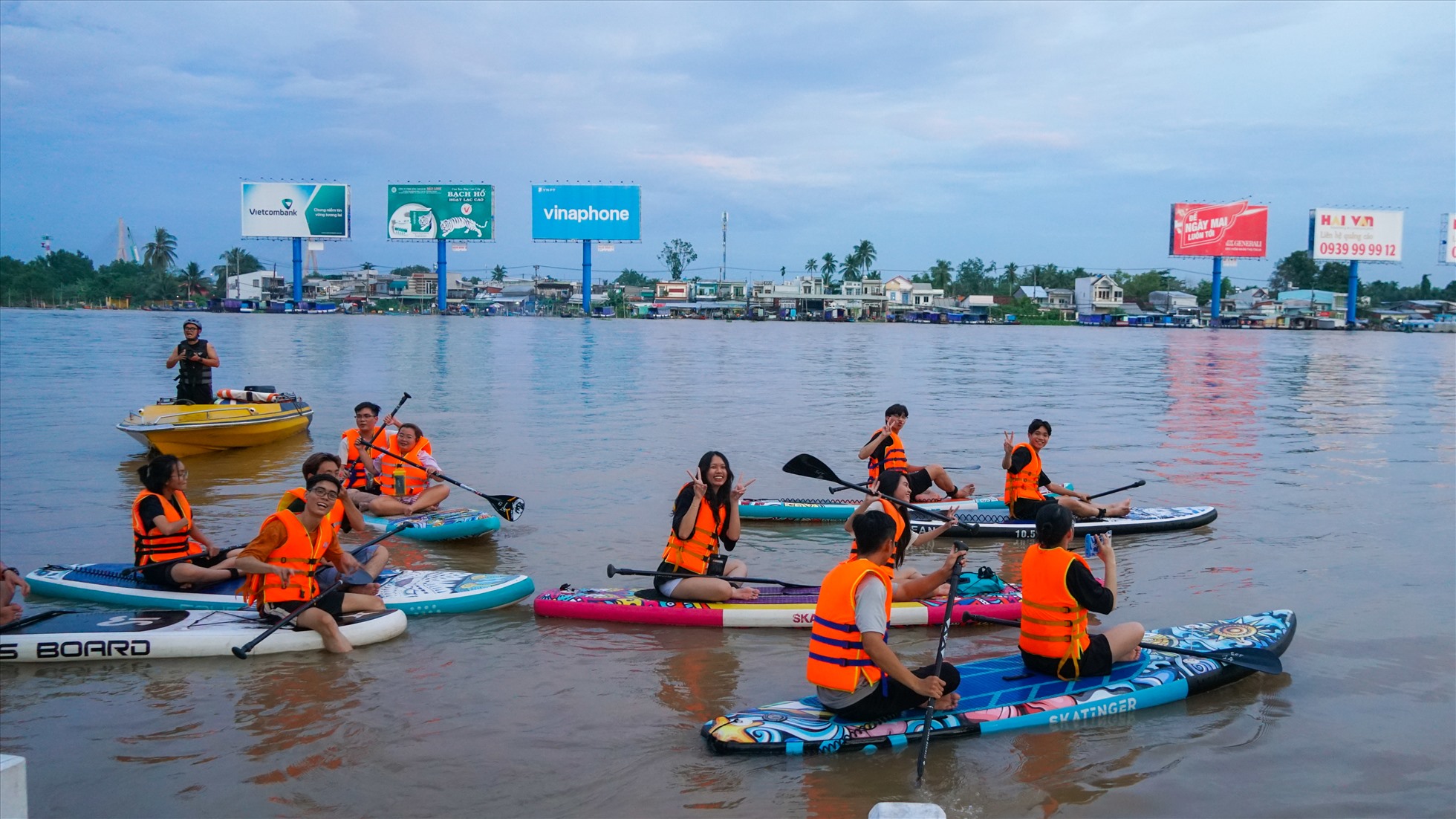 Bạn Lê Nguyễn Phúc Anh (20 tuổi, TP.Cần Thơ) cho biết, nhóm chuẩn bị 10 thuyền Sup, cùng 13 thành viên tham gia chèo thuyền xung quanh tuyến đường ngập ở Bến Ninh Kiều để ngắm phố phường.