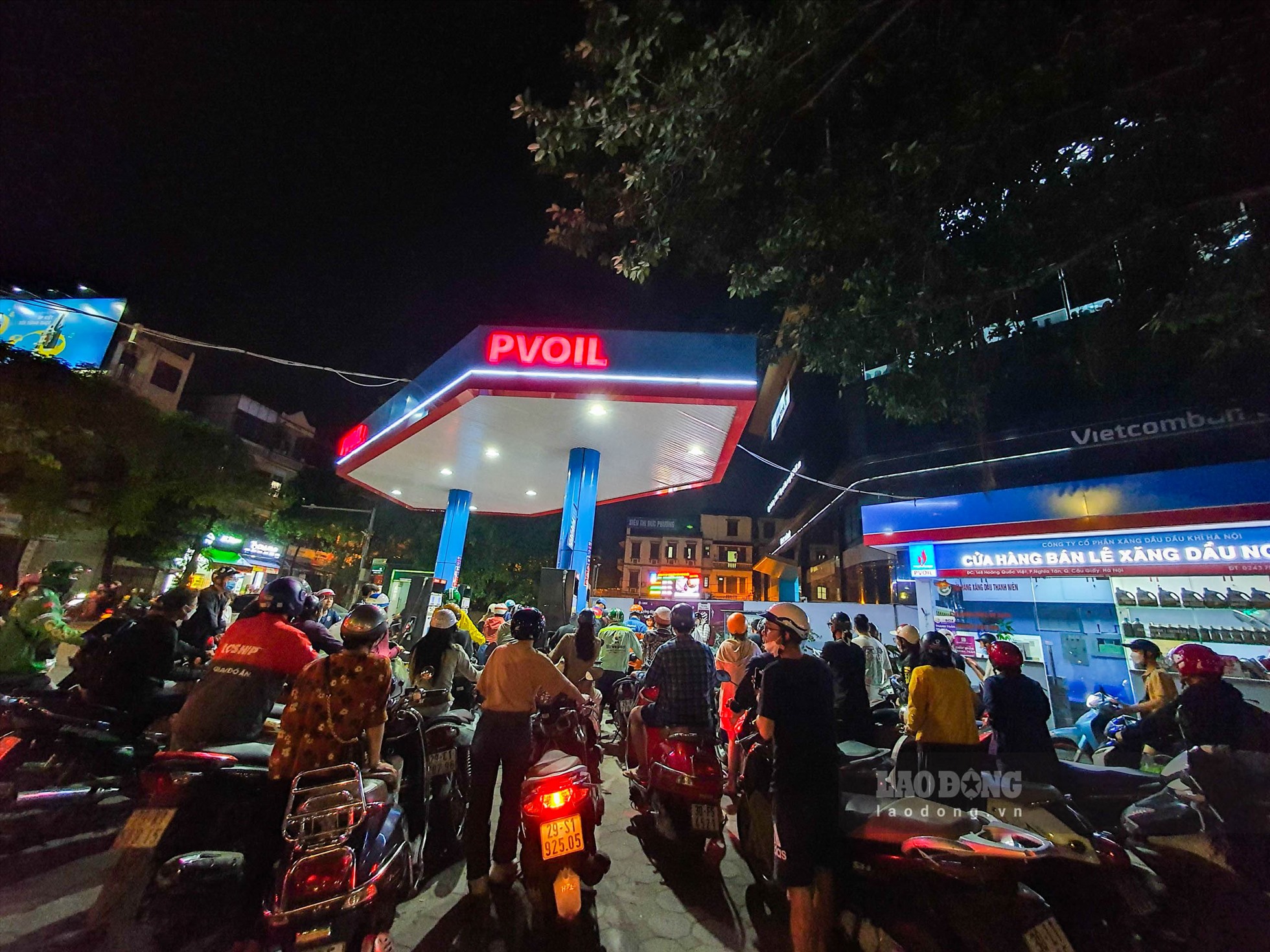 Một số cây xăng khác trên đường Hoàng Quốc Việt, Nguyễn Phong Sắc cũng ghi nhận lượng khách rất đông.