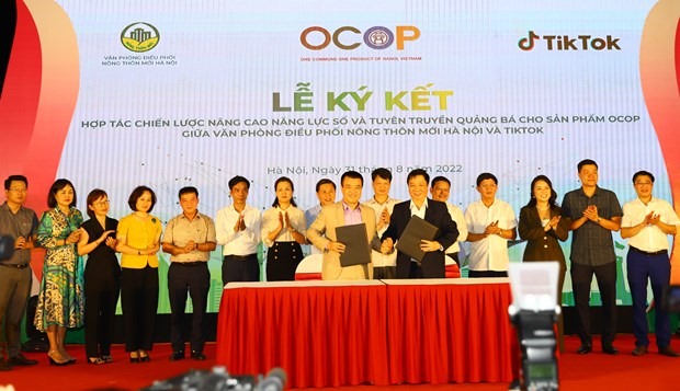 Văn phòng điều phối Chương trình xây dựng nông thôn mới thành phố Hà Nội và Đại diện TikTok Việt Nam ký kết hợp tác chiến lược nâng cao năng lực số và tuyên truyền quảng bá cho sản phẩm OCOP. Ảnh: Thanh Hà