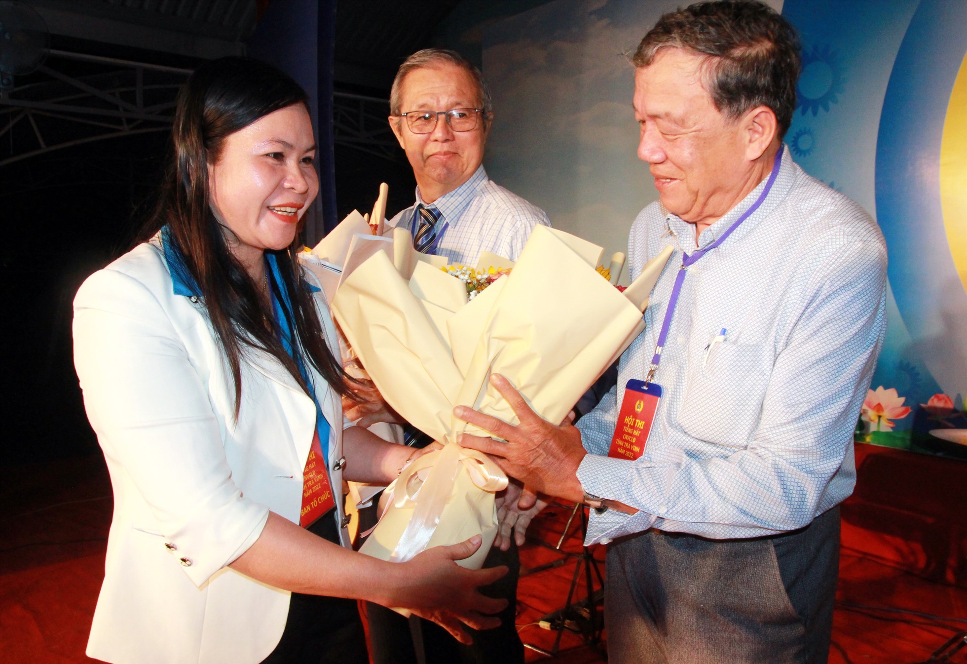 Bà Thạch Thị Thu Hà - Chủ tịch LĐLĐ tỉnh Trà Vinh, Trưởng Ban tổ chức hội thi - tặng hoa cho Ban giám khảo hội thi.