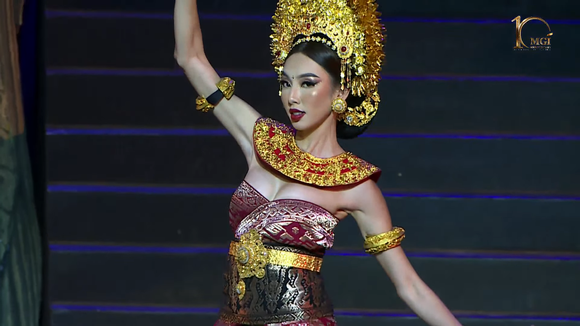 Được biết, Balinese Costume Competition là phần thi xuất hiện lần đầu tiên thuộc khuôn khổ cuộc thi “Miss Grand International 2022“. Là một đất nước với nhiều văn hóa, truyền thống đẹp đẽ, không chỉ các cô gái của “Miss Grand International 2022” mà cả Hoa hậu Thùy Tiên cũng được trải nghiệm trình diễn trong trang phục Bali. Ảnh: NVCC.