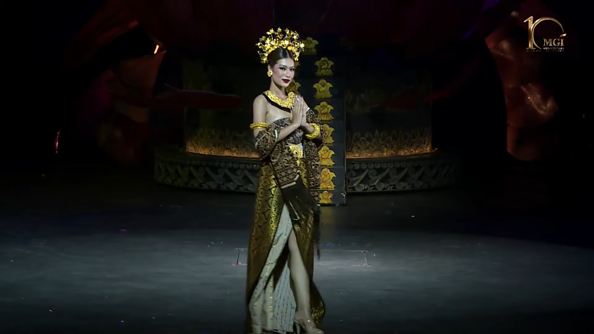 Giống với những tiết lộ trước đó, Đoàn Thiên Ân một lần nữa tái hiện lại các động tác mà cô đã trình diễn trong phần thi Trang phục văn hóa dân tộc tại Việt Nam nhưng thay vào đó, nàng hậu thể hiện điệu múa đó trong trang phục truyền thống của Bali. Ảnh: NVCC.