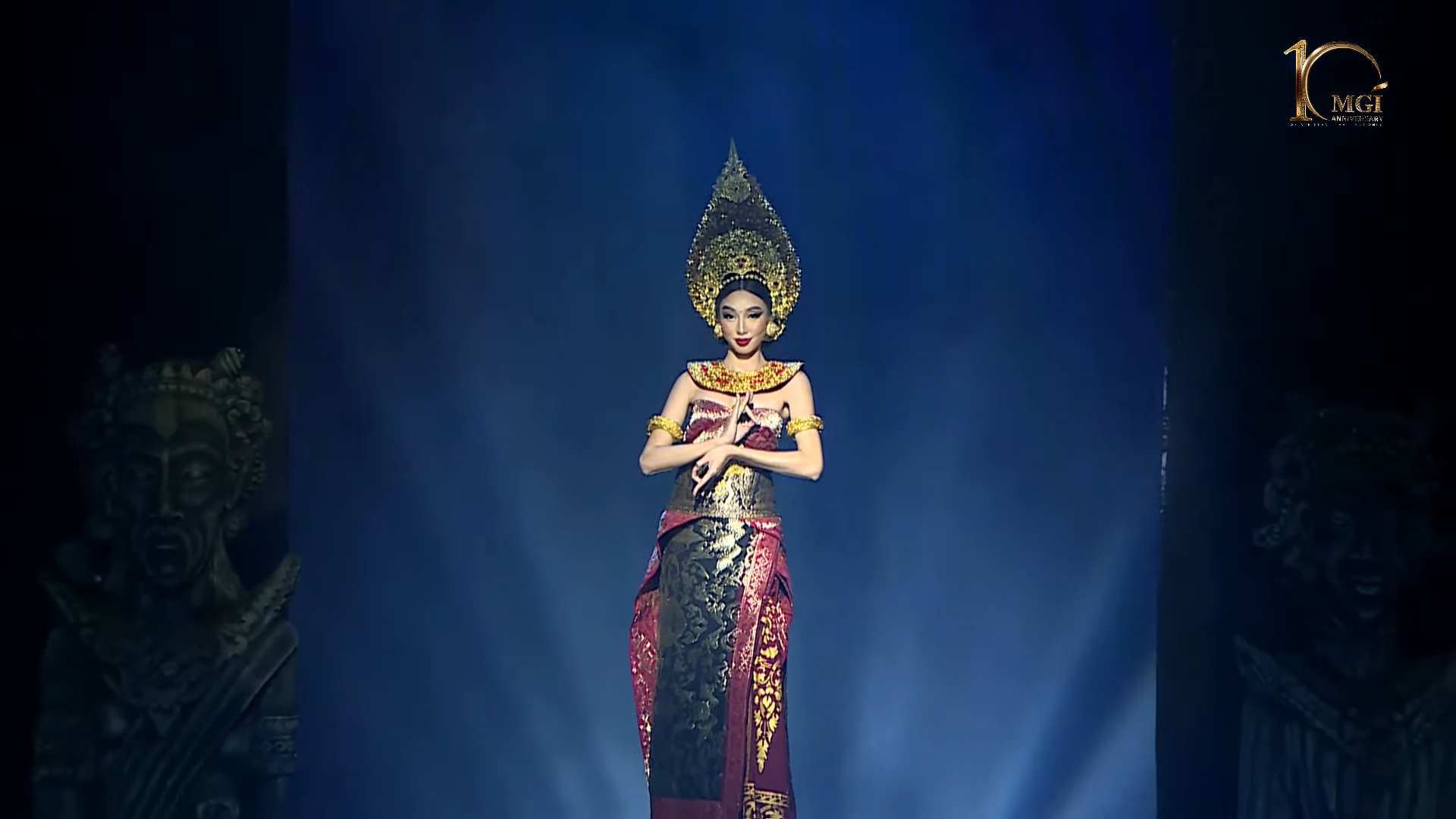 Chưa dừng lại ở đó, Hoa hậu Thùy Tiên xuất hiện như một nữ thần, kết thúc phần thi của các thí sinh cũng trong trang phục truyền thống của Bali. Nhan sắc thăng hạng của nàng Hoa hậu khiến người hâm mộ không khỏi trầm trồ. Ảnh: NVCC.