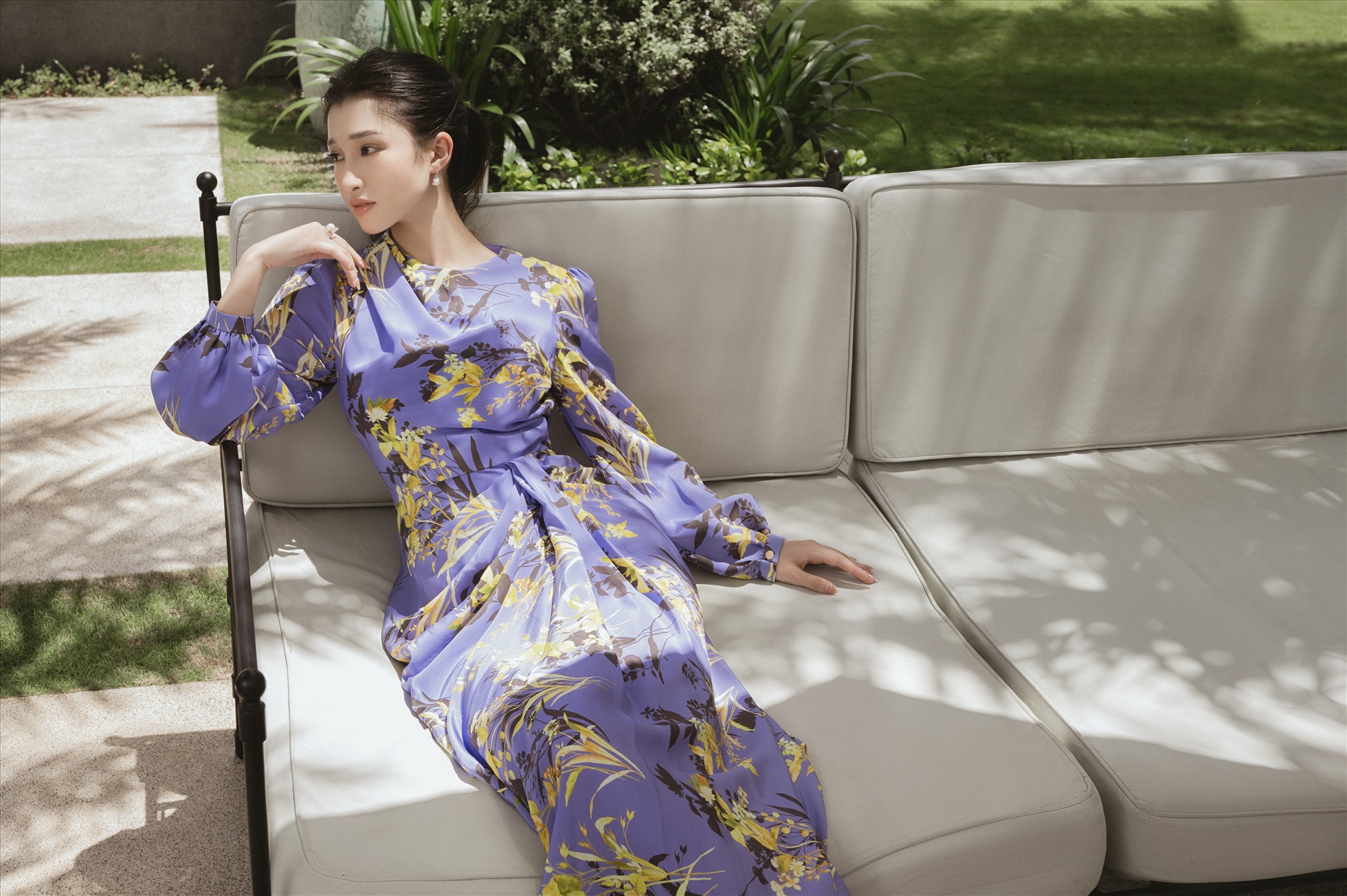 Khi kết hợp với chân váy dùng chất liệu, cách dựng phom nhẹ nhàng hơn, váy áo Lê Thanh Hòa tạo nên cảm giác hài hòa, cân bằng riêng cho mỗi chiếc váy. Ảnh: NVCC.