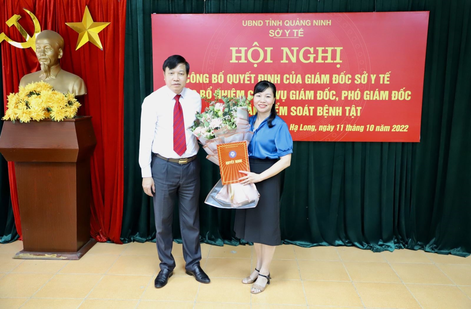 Đại diện sở Y tế Quảng Ninh trao quyết định bổ nhiệm Ths Nguyễn Thị Dung là Phó Giám đốc CDC Quảng Ninh