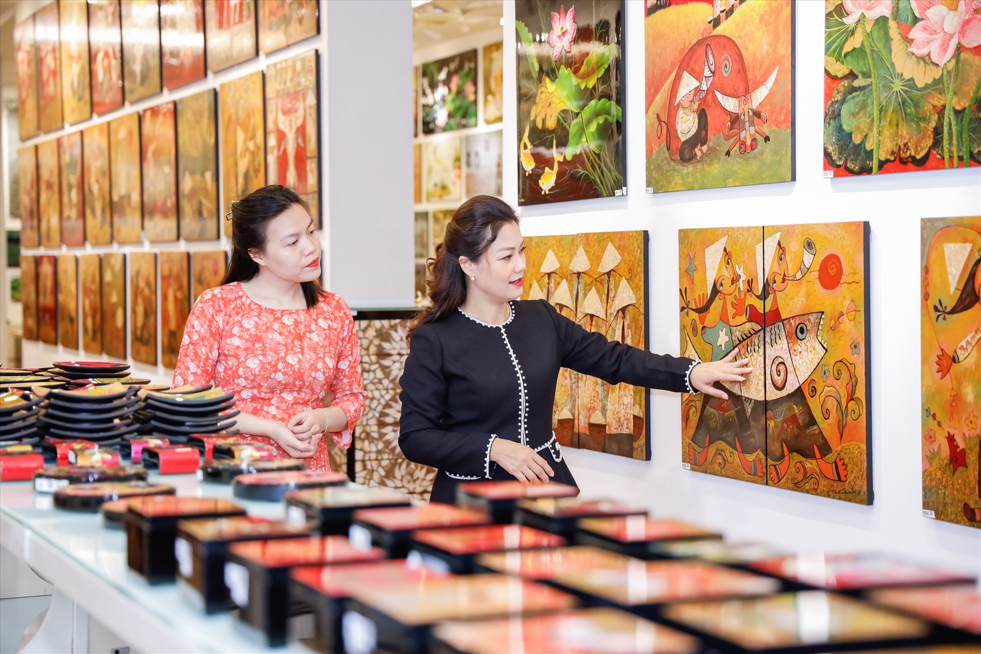 Sau thời gian tìm tòi, học hỏi doanh nhân Minh Thu tìm ra công thức nhằm khắc phục vấn đề cong vênh nứt của sản phẩm sơn mài Việt Nam. Ảnh: BTC