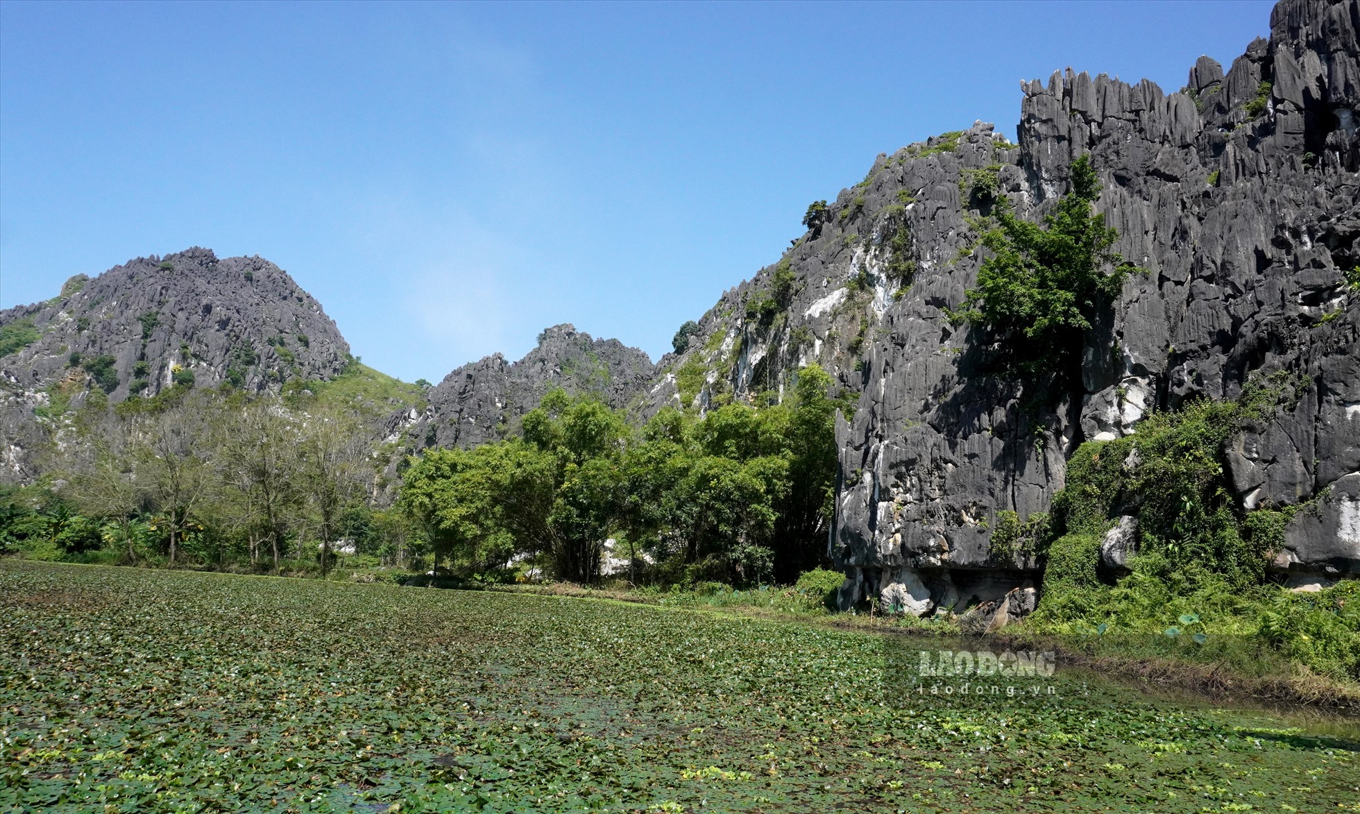 Cách Thành Nhà Hồ 25km, cách TP.Thanh Hoá khoảng 40km, danh thắng Kim Sơn luôn là một trong những điểm nhấn trên con đường du lịch đến với vùng đất Tây Đô – Thành Nhà Hồ của xứ Thanh.