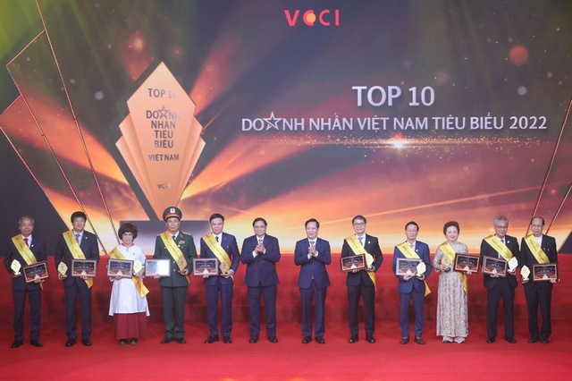 Thủ tướng Phạm Minh Chính cùng TOP10 Doanh nhân tiêu biểu nhất Việt Nam năm 2022. Ảnh: Nhật Bắc